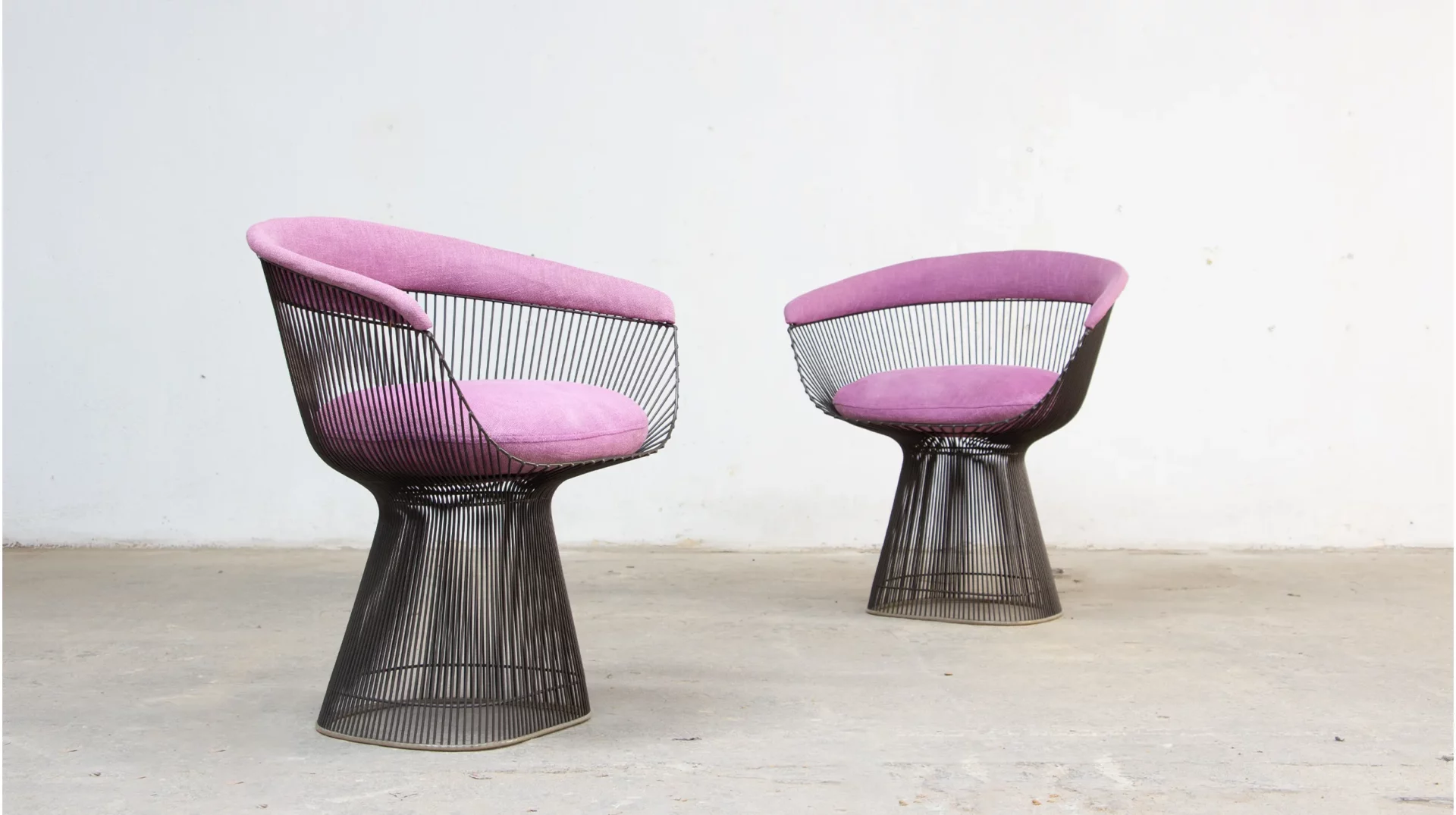 Fauteuils Warren Platner Knoll 1974 finition bronze et coussins rose kvadrat, vue d'ensemble