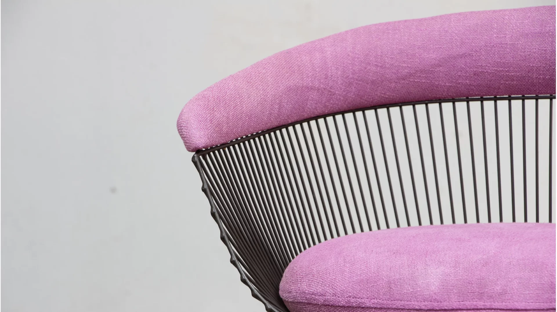 Fauteuils Warren Platner Knoll 1974 finition bronze et coussins rose kvadrat, vue assise et dossier en très gros plan, aspect du tissu