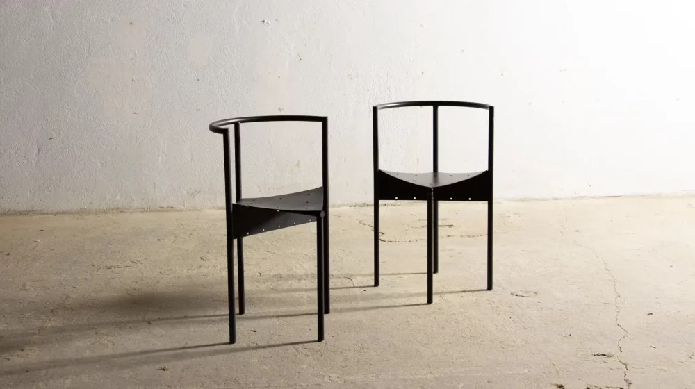 Chaises en acier noir Post-Moderne Wendy Wright de Philippe Starck pour l'éditeur espagnol Disform en 1986, vue d'ensemble contre plongé