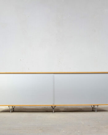 Mid Century sideboard suédoise minimaliste Bruno Mathsson modèle mi 806 en frêne, rare avec ses portes coulissantes en aluminium, vue d'ensemble