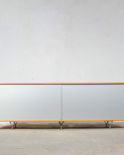 Mid Century sideboard suédoise minimaliste Bruno Mathsson modèle mi 806 en frêne, rare avec ses portes coulissantes en aluminium, vue d'ensemble
