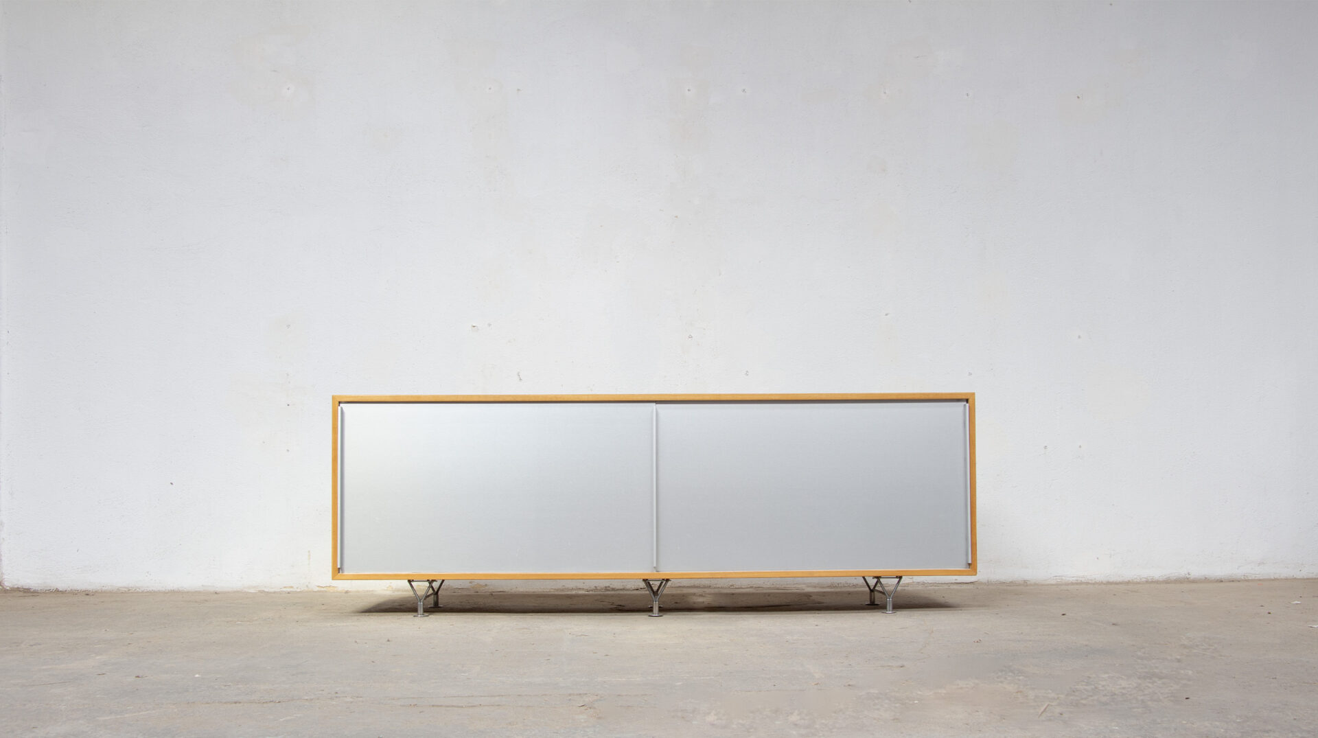 Mid Century sideboard suédoise minimaliste Bruno Mathsson modèle mi 806 en frêne, rare avec ses portes coulissantes en aluminium, vue d'ensemble