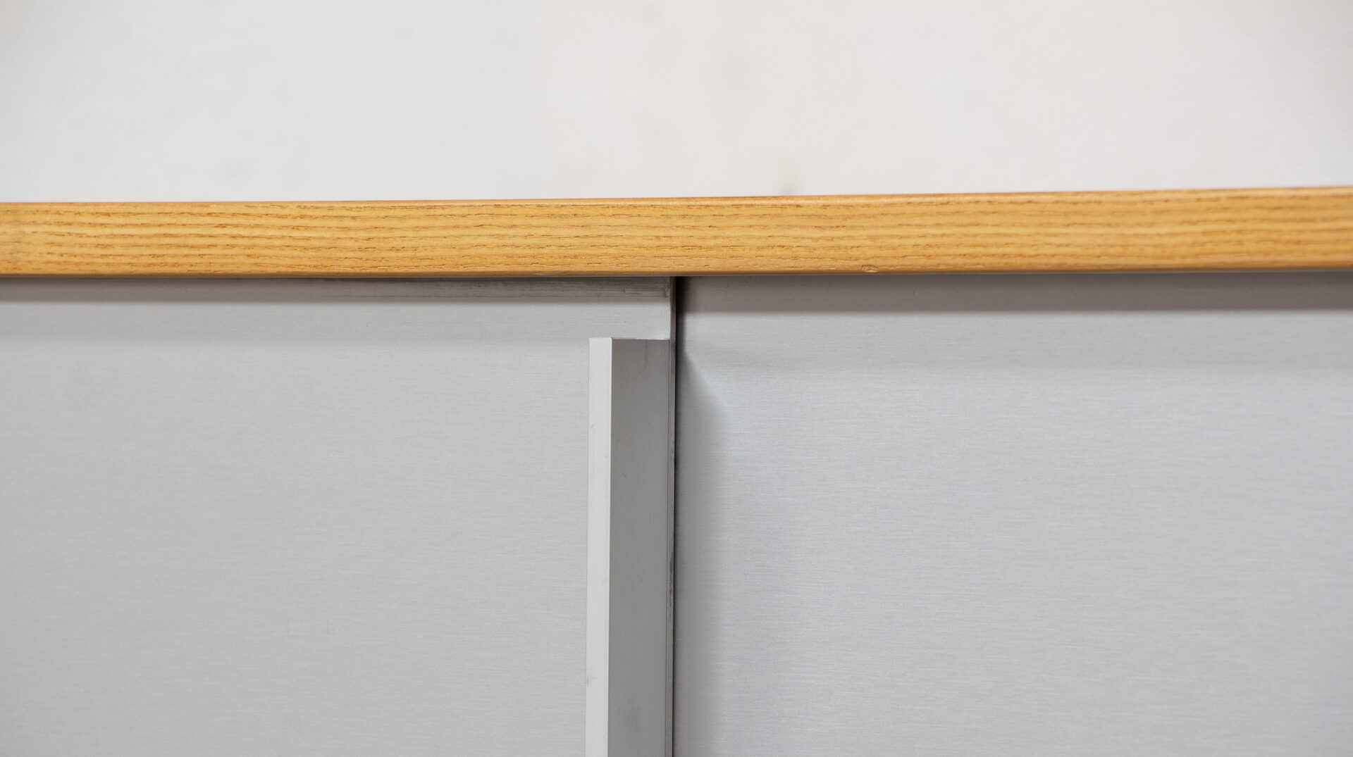 Enfilade vintage Bruno Mathsson modèle mi 806 en frêne, rare avec ses portes coulissantes en aluminium, détail de la poignée de porte.