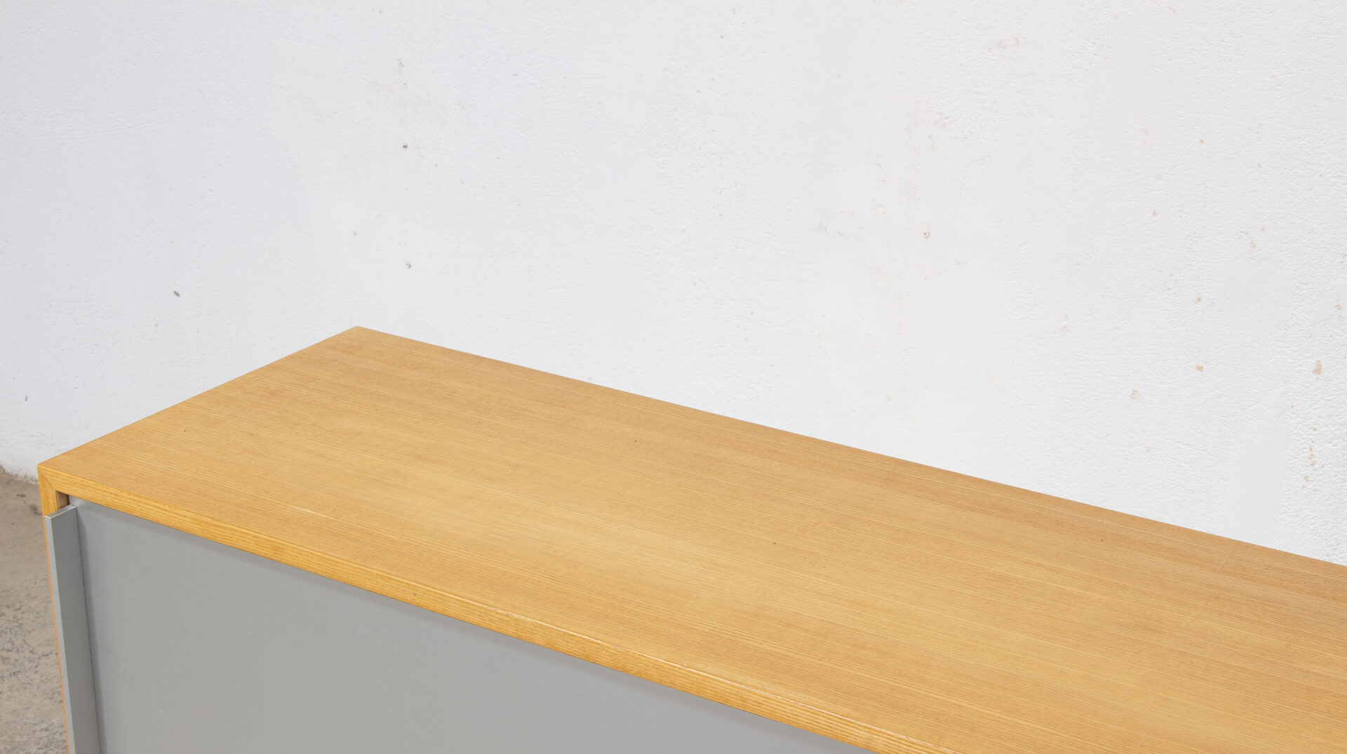 Enfilade des années 60 suédoise minimaliste Bruno Mathsson modèle mi 806 en frêne, rare avec ses portes coulissantes en aluminium, détail plateau