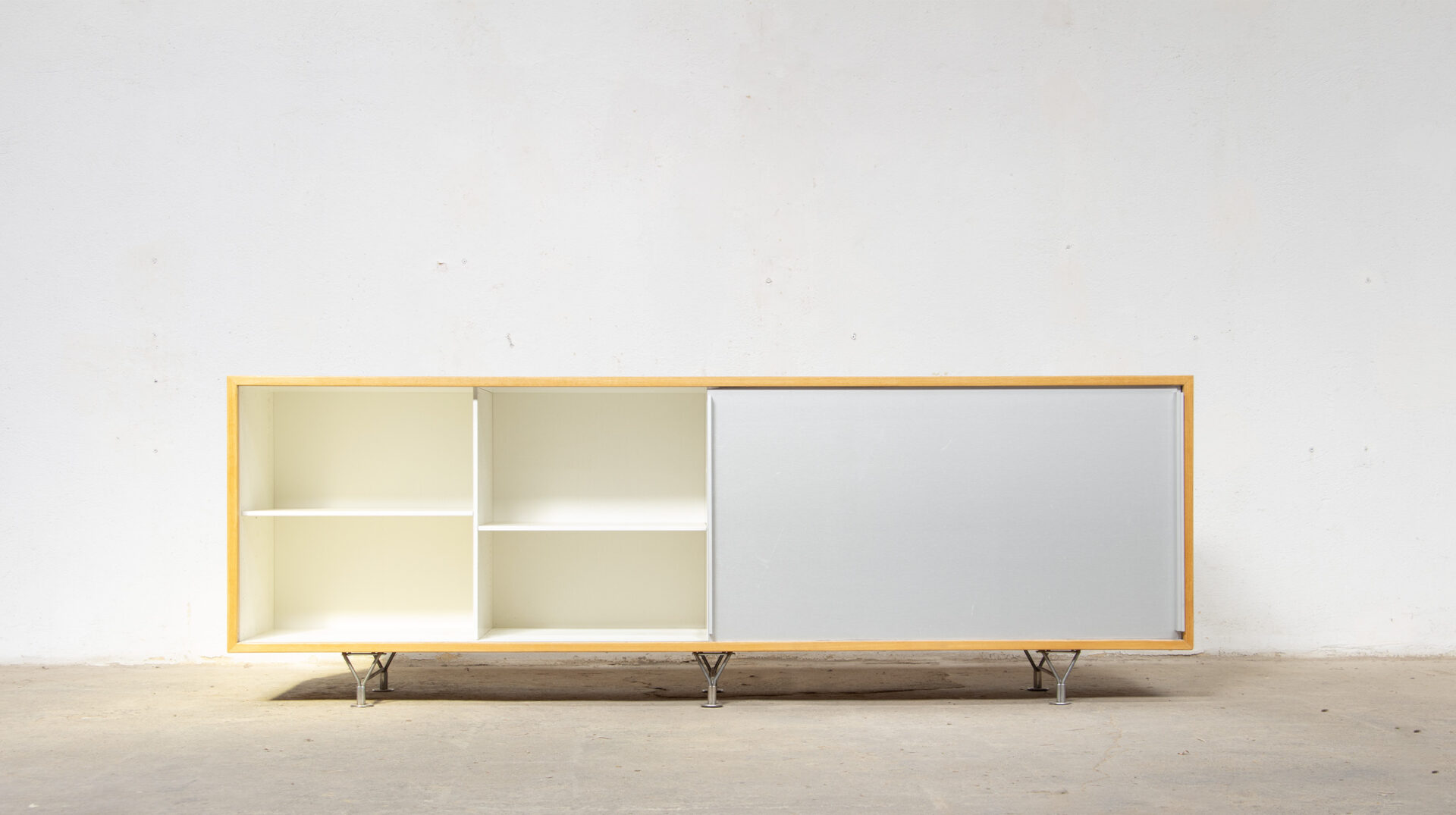 Mid Century sideboard suédoise minimaliste Bruno Mathsson modèle mi 806 en frêne, rare avec ses portes coulissantes en aluminium, porte gauche ouverte.