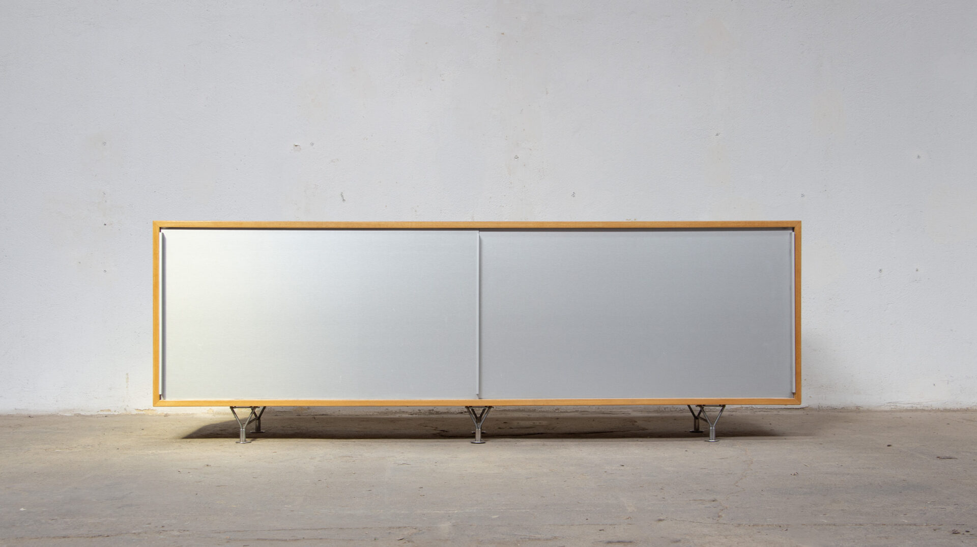 enfilade vintage suédoise minimaliste Bruno Mathsson modèle mi 806 en frêne, rare avec ses portes coulissantes en aluminium. Vue de face