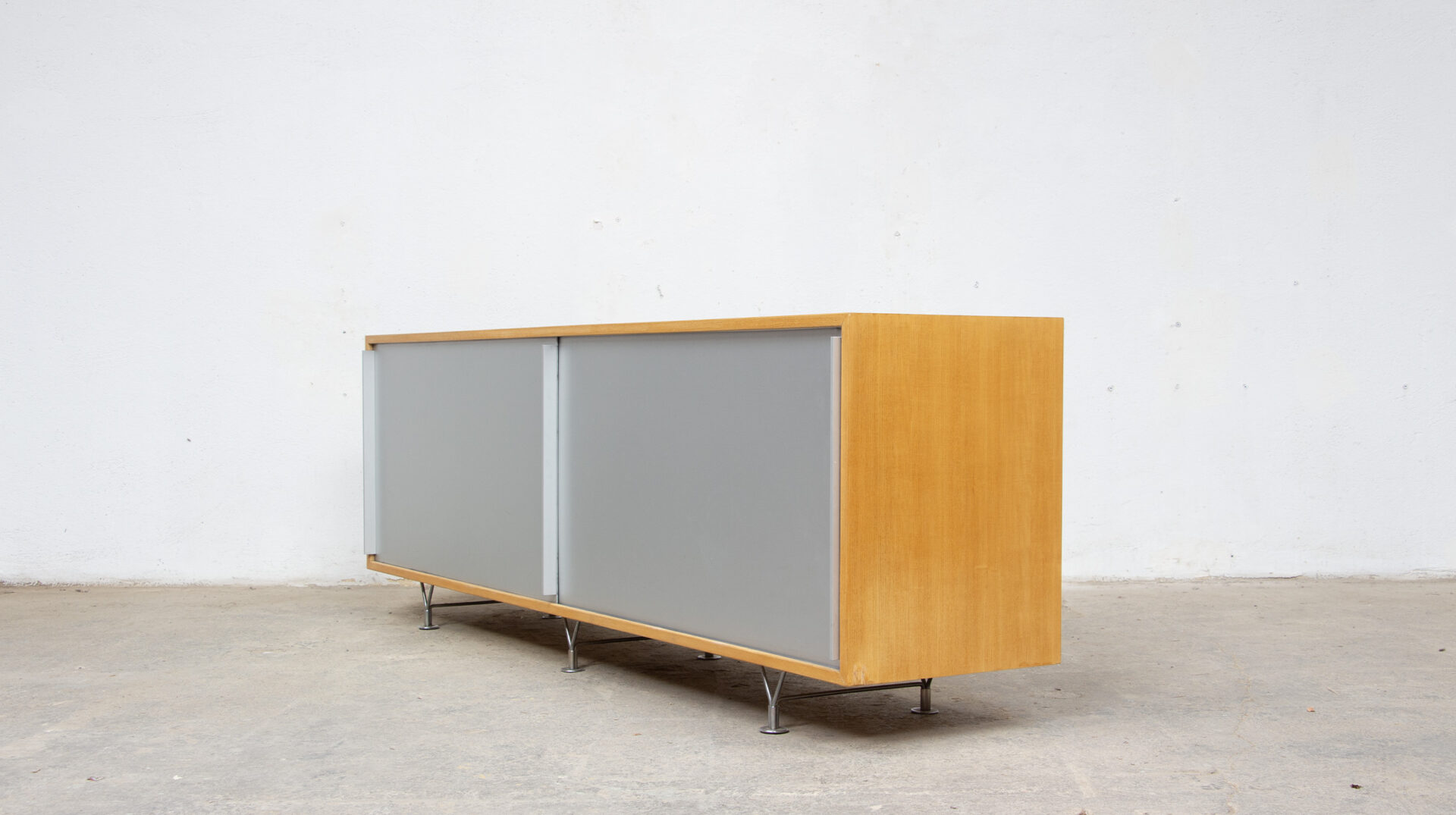 Mid Century sideboard suédoise minimaliste Bruno Mathsson modèle mi 806 en frêne, rare avec ses portes coulissantes en aluminium, vue profil droit.