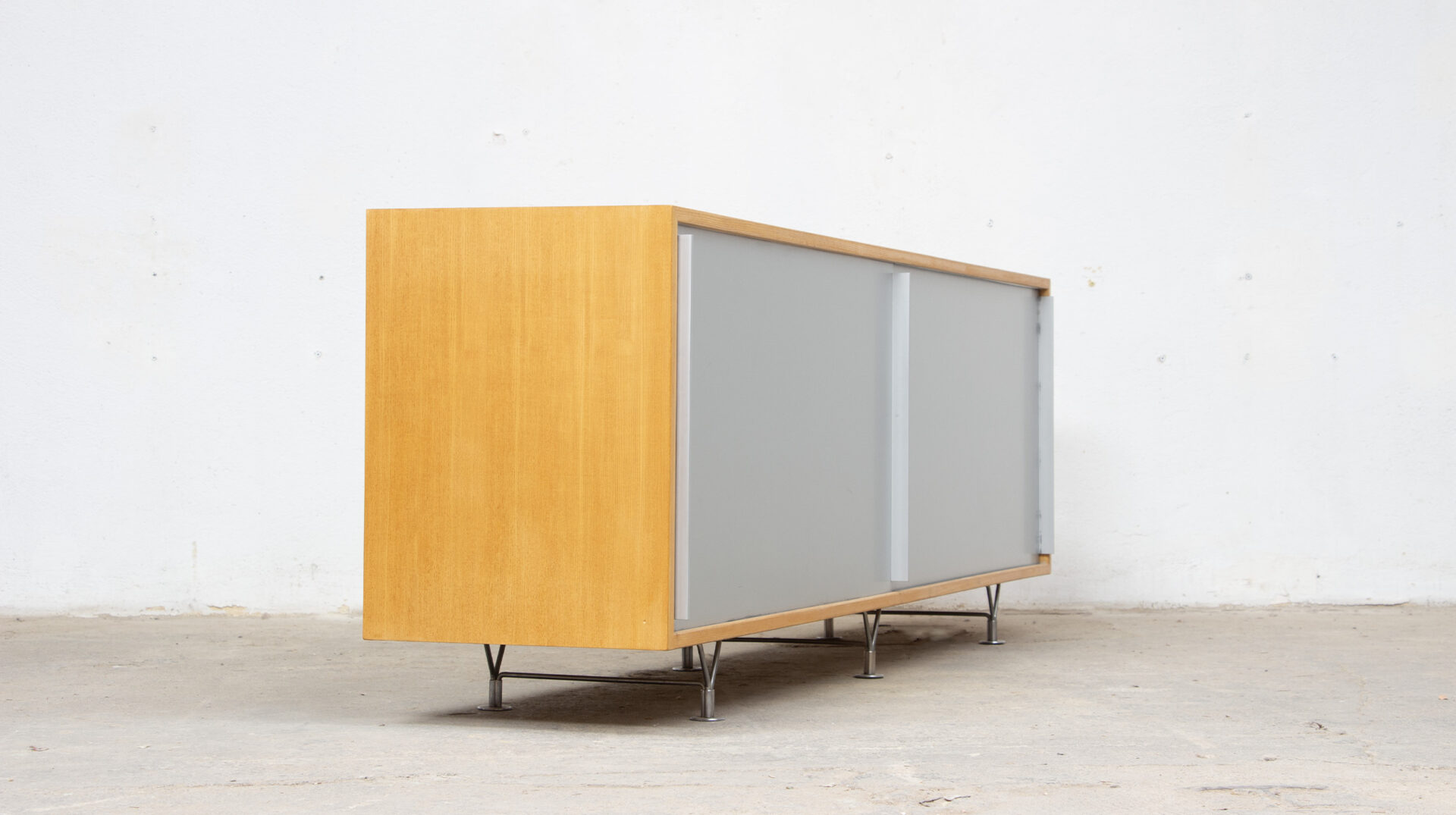 Sideboard vintage Bruno Mathsson modèle mi 806 en frêne, rare avec ses portes coulissantes en aluminium, vue gros plan profil gauche.