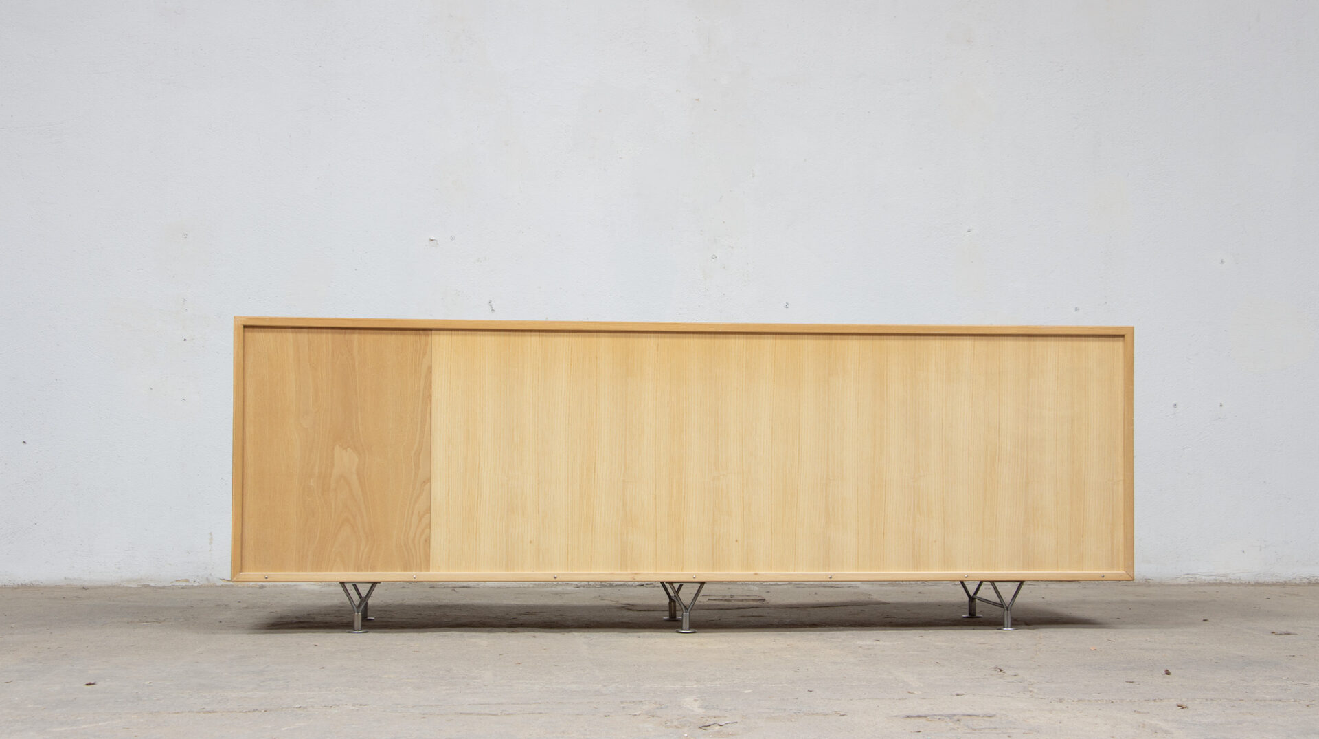 Enfilade suédoise minimaliste Bruno Mathsson modèle mi 806 en frêne, rare avec ses portes coulissantes en aluminium, vue de dos.