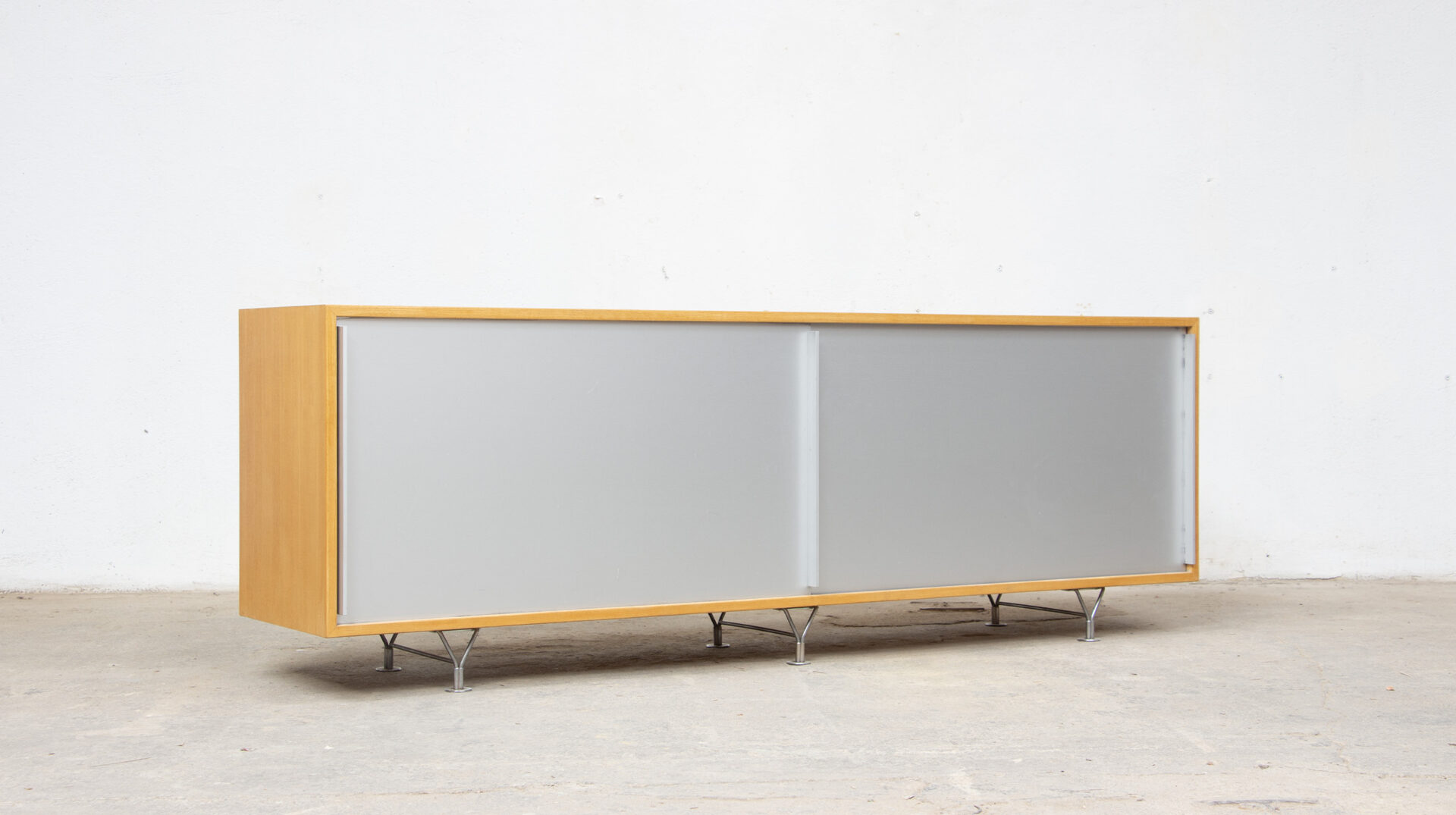 Sideboard vintage Bruno Mathsson modèle mi 806 en frêne, rare avec ses portes coulissantes en aluminium, vue profil gauche.