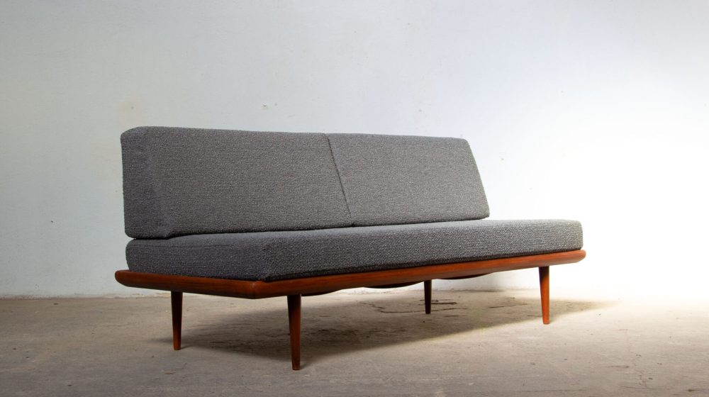 Sofa Scandinave modèle Minerva en teck de Peter Hvidt & Orla Mølgaard Nielsen éditeur France and son avec son tissu bouclette gris, vue profil gauche