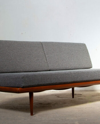 Sofa Scandinave modèle Minerva en teck de Peter Hvidt & Orla Mølgaard Nielsen éditeur France and son avec son tissu bouclette gris, vue profil gauche
