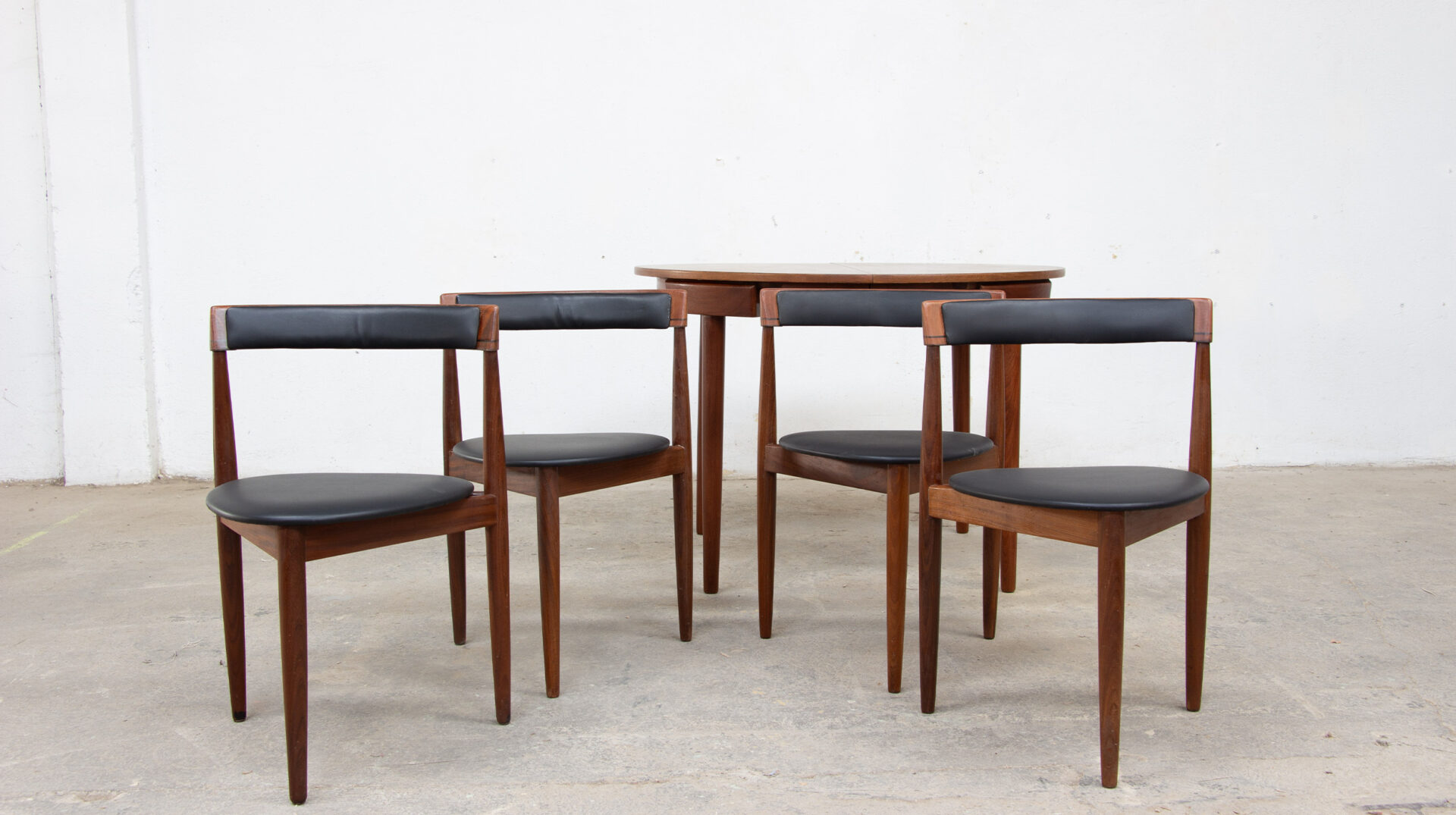 Ensemble vintage chaises tripodes et table en teck Hans Olsen, modèle Roundette, pour l'éditeur Danois Frem Rojle, 1960, vue en premier plan des 4 chaises.