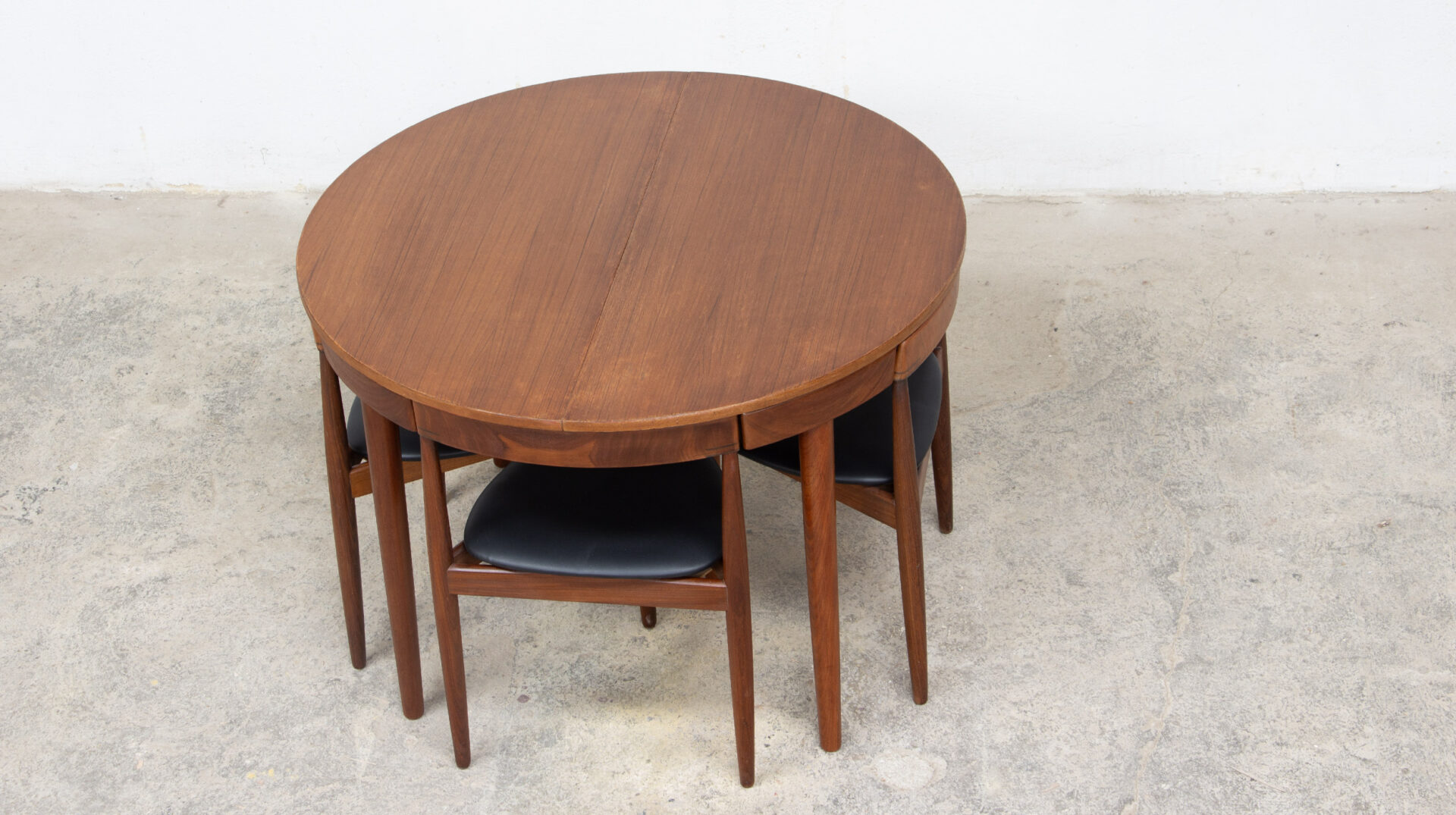 Ensemble vintage chaises tripodes et table en teck Hans Olsen, modèle Roundette, pour l'éditeur Danois Frem Rojle, 1960, vue plongeante de l'ensemble.