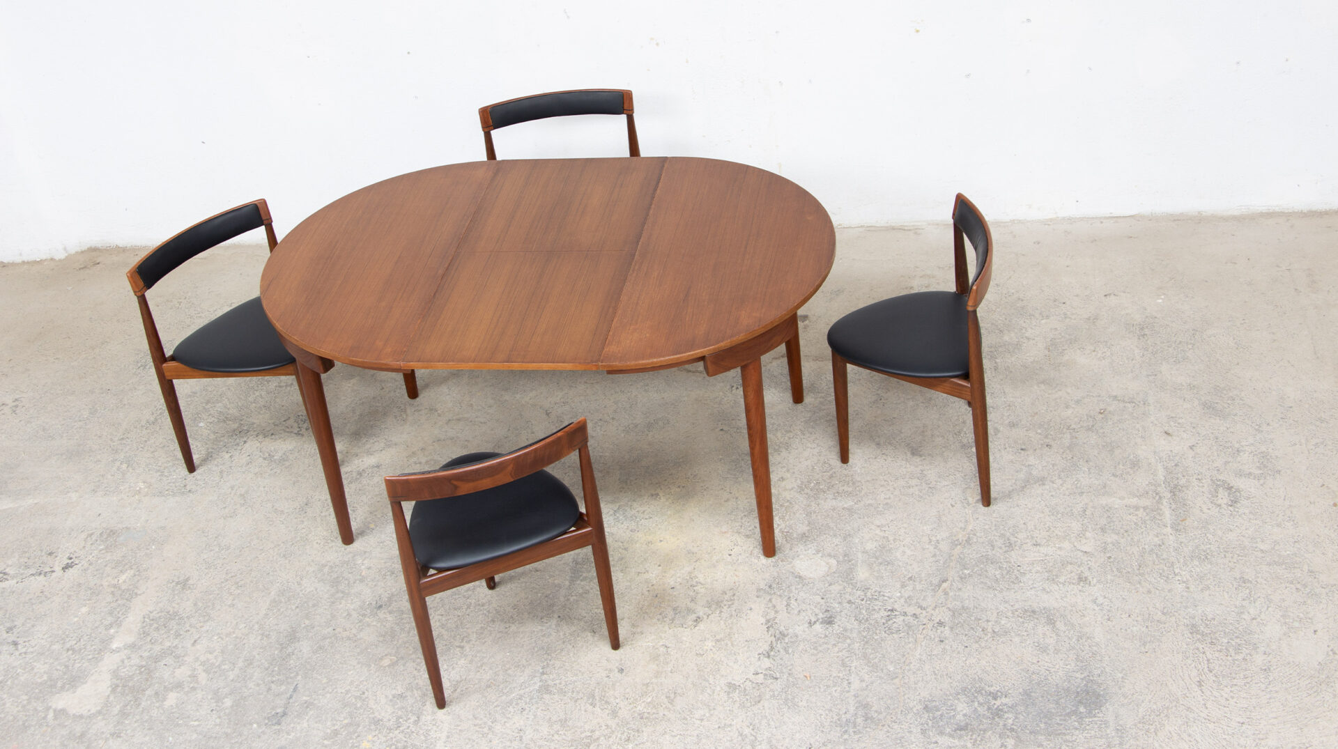 Ensemble vintage chaises tripodes et table en teck Hans Olsen, modèle Roundette, pour l'éditeur Danois Frem Rojle, 1960, vue d'ensemble table dépliée avec la rallonge.
