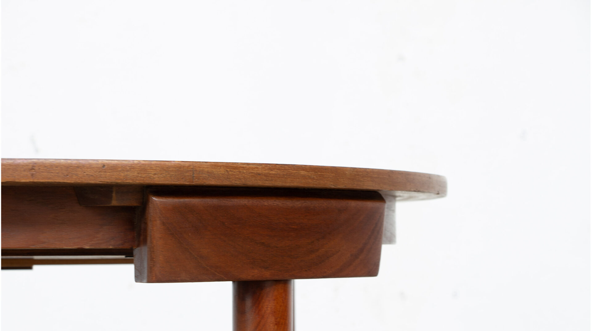 Table en teck Hans Olsen, modèle Roundette, pour l'éditeur Danois Frem Rojle, 1960, vue détail de la table.