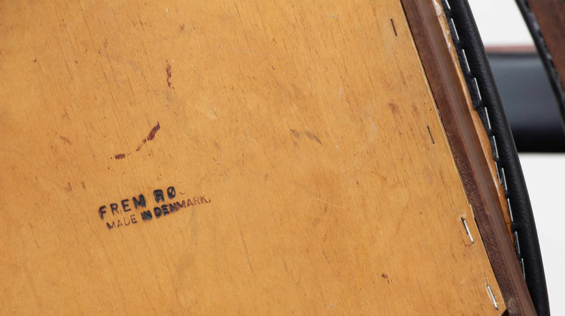 Ensemble vintage chaises tripodes et table en teck Hans Olsen, modèle Roundette, pour l'éditeur Danois Frem Rojle, 1960, gros plan sur l'estampille Frem Rojle sous la chaise