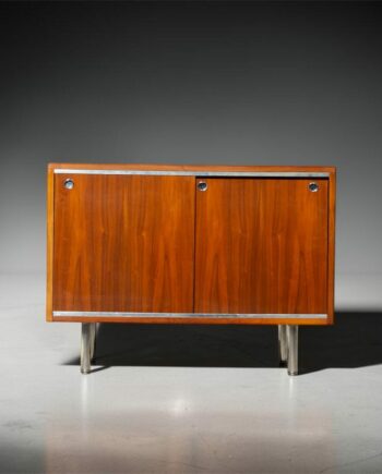 Petite enfilade George Nelson en noyer édition Herman Miller, portes coulissantes, 1960's, vue d'ensemble.