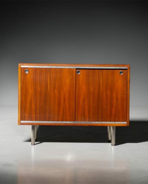 Petite enfilade George Nelson en noyer édition Herman Miller, portes coulissantes, 1960's, vue d'ensemble.