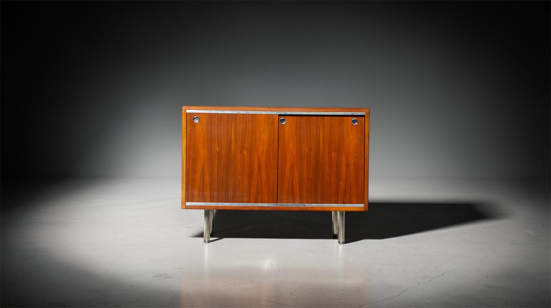 Petite enfilade George Nelson en noyer édition Herman Miller, portes coulissantes, 1960's, vue d'ensemble.