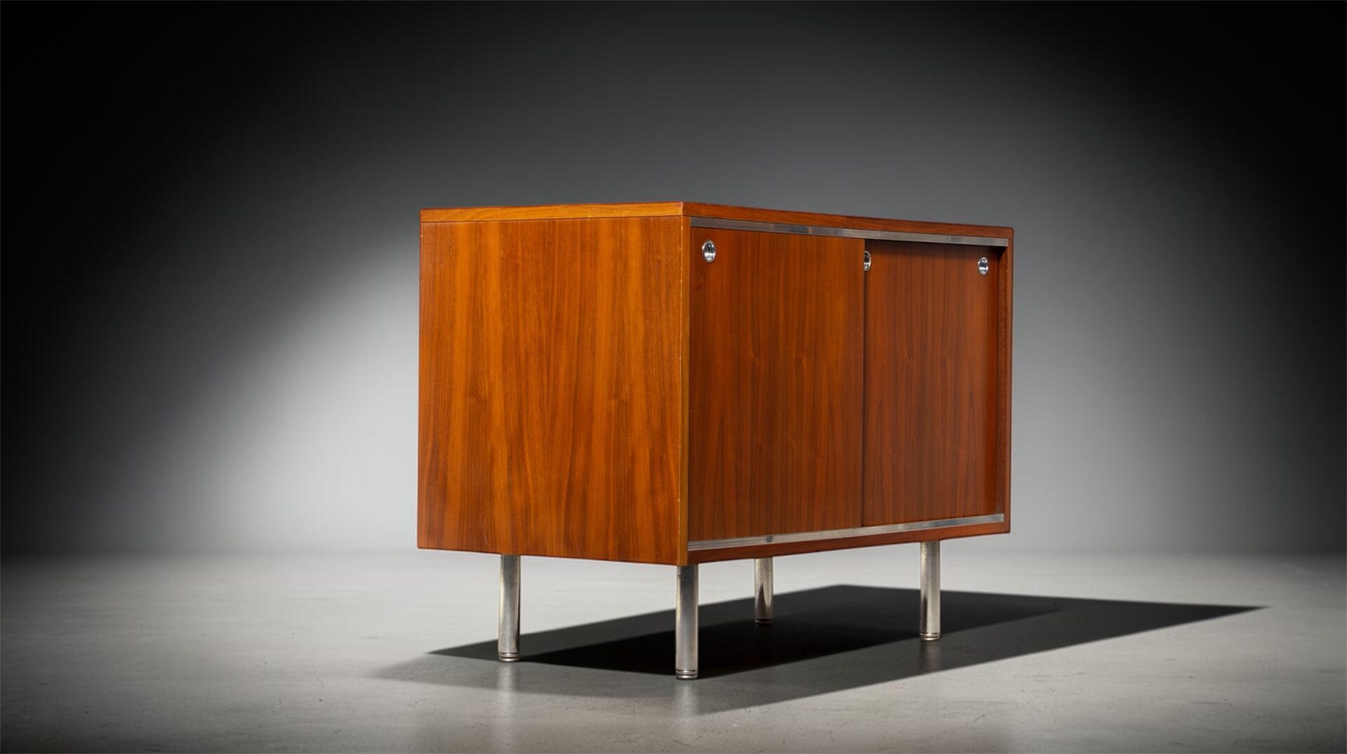 Petite enfilade George Nelson en noyer édition Herman Miller, portes coulissantes, 1960's, vue de côté gauche.