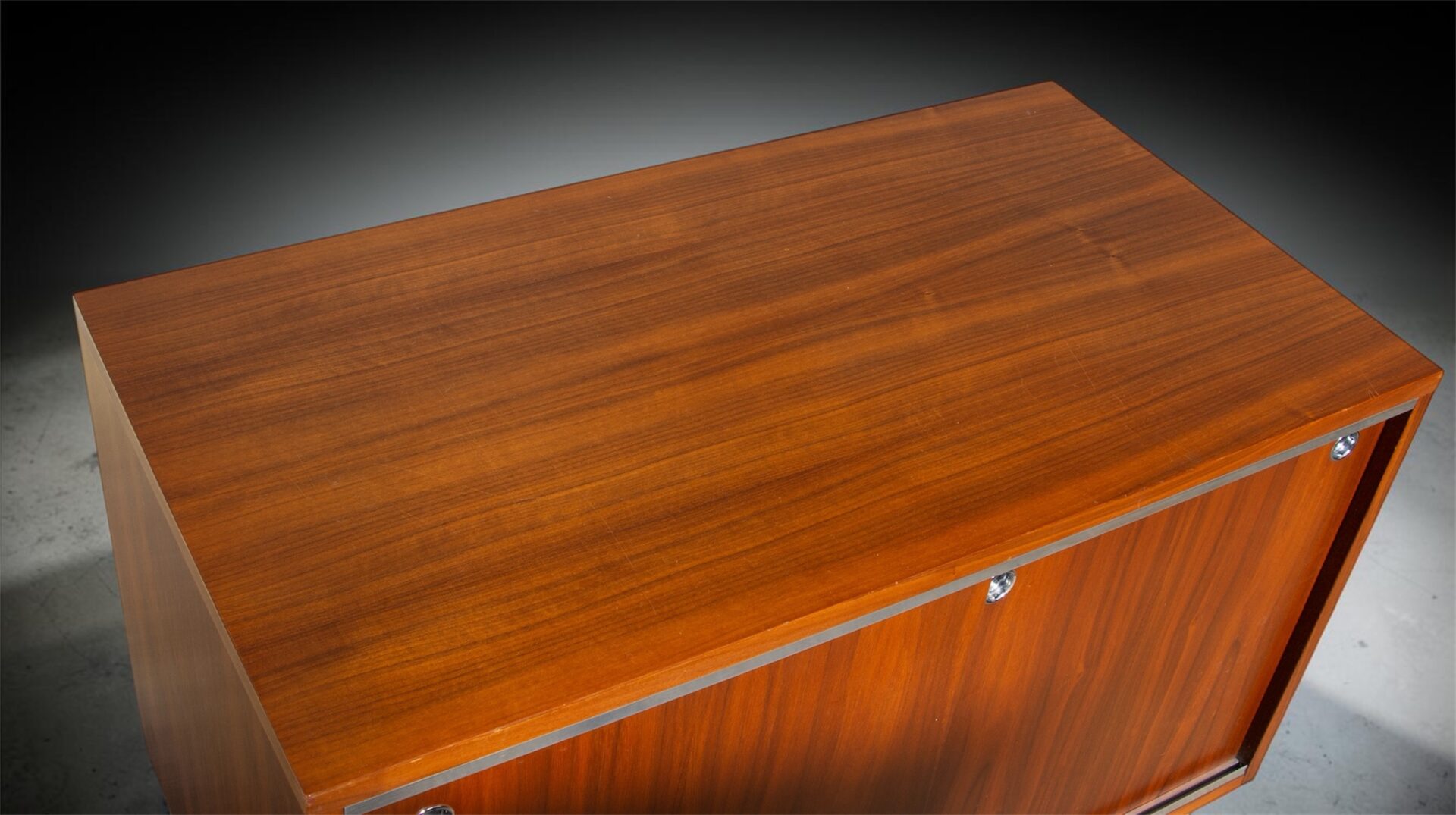 Petite enfilade George Nelson en noyer édition Herman Miller, portes coulissantes, 1960's, vue du dessus du plateau.