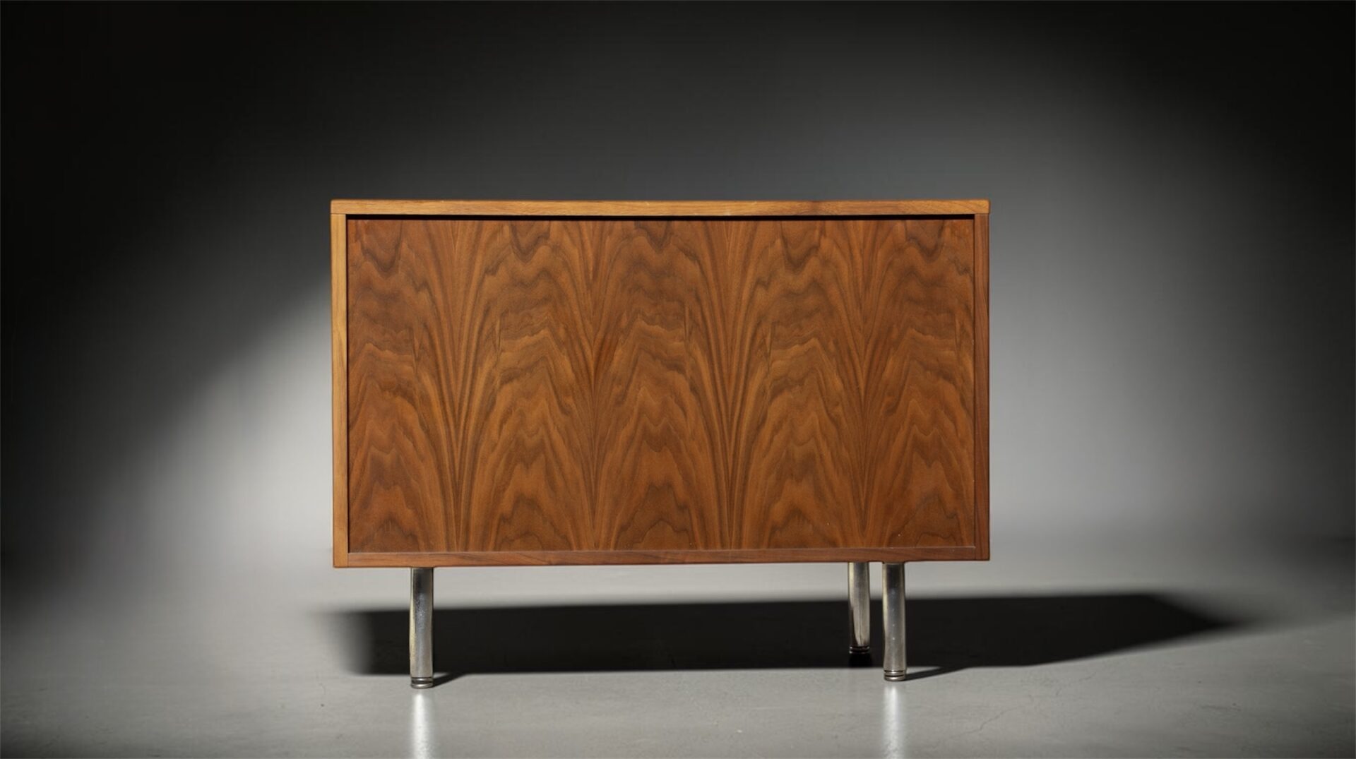 Petite enfilade George Nelson en noyer édition Herman Miller, dos plaqué en noyer, 1960's, vue de dos.