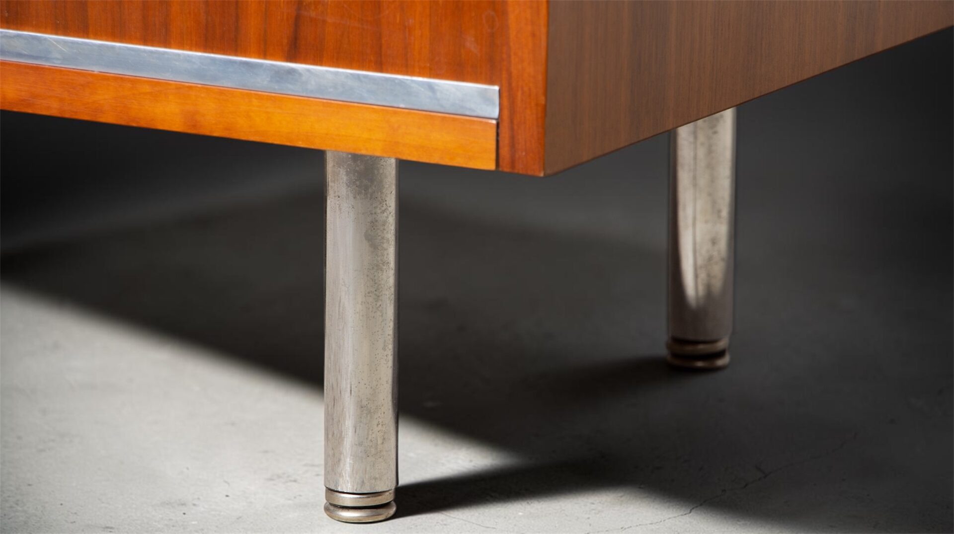 Petite enfilade George Nelson en noyer édition Herman Miller, portes coulissantes, 1960's, vue gros plan détails pieds.