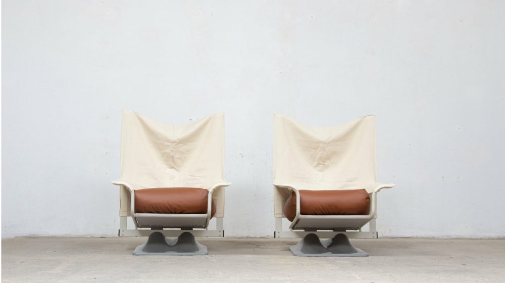 paire de fauteuils AEO Cassina cuir cognac tissu Casamance vue de face