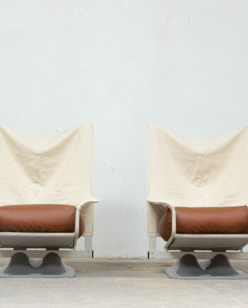 paire de fauteuils AEO Cassina cuir cognac tissu Casamance vue de face