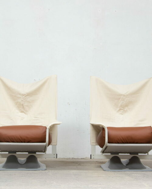 paire de fauteuils AEO Cassina cuir cognac tissu Casamance vue de face