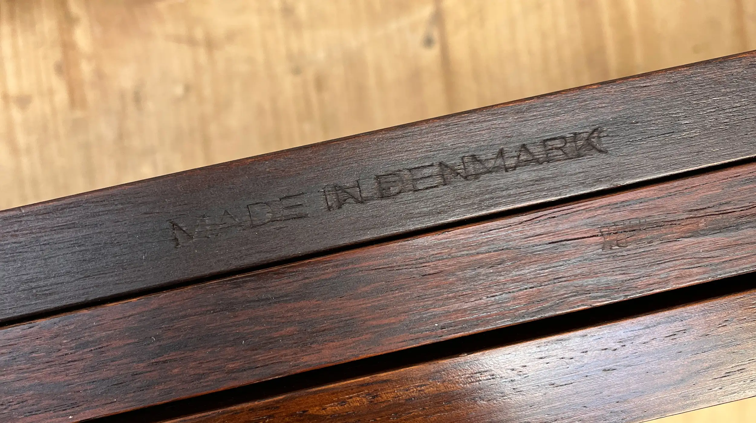 détails des étagères boomerang Poul Cadovius estampillées made in Denmark