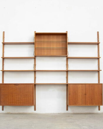 Bibliothèque du designer Danois Poul Cadovius en teck, modèle royal system avec les tiges en laiton, vue d'ensemble