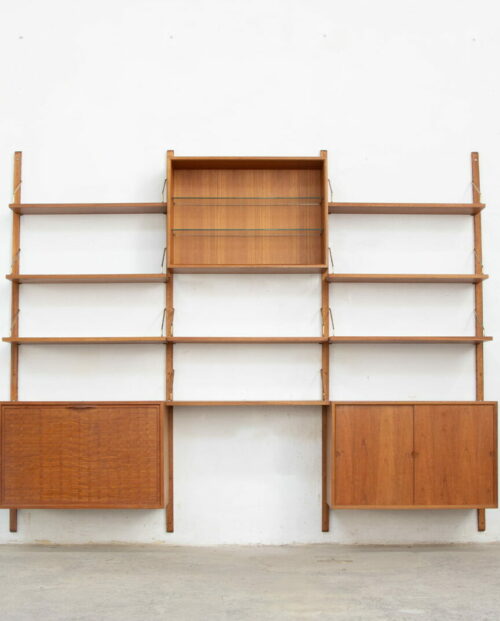 Bibliothèque du designer Danois Poul Cadovius en teck, modèle royal system avec les tiges en laiton, vue d'ensemble