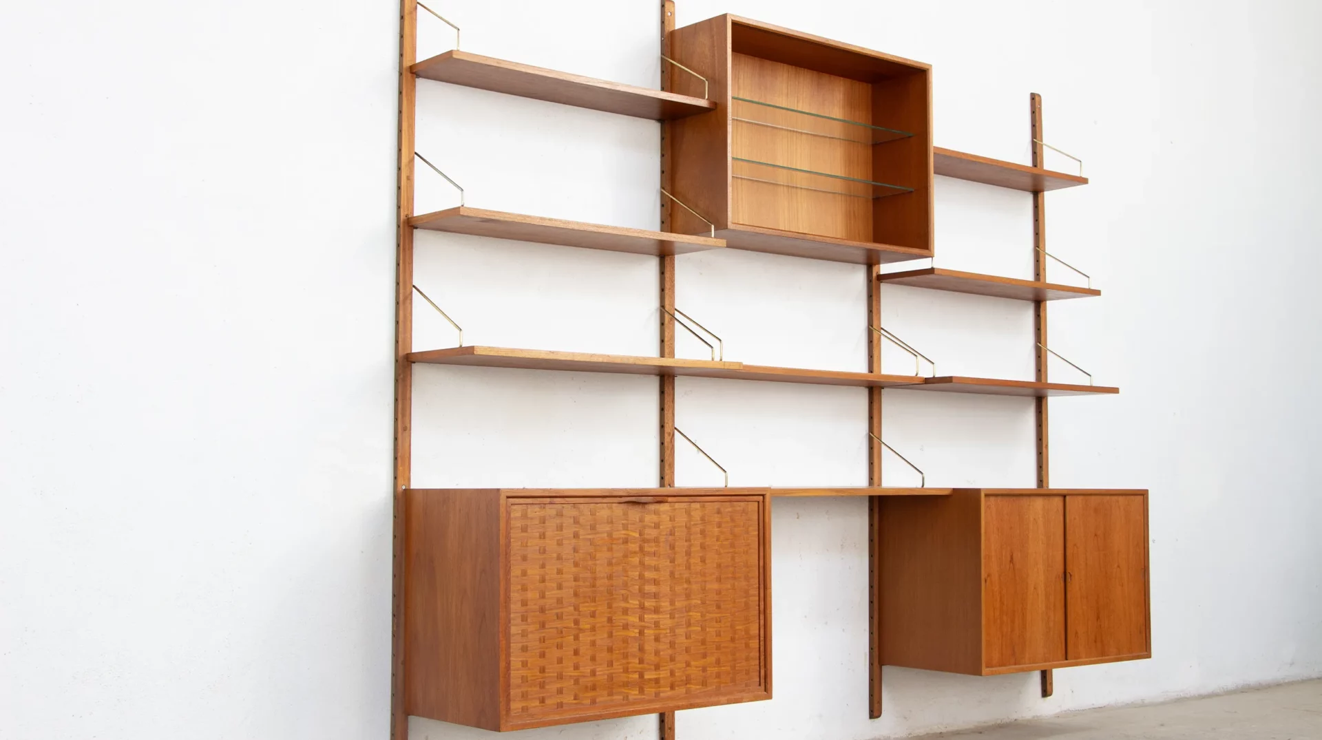 Danish Wall unit Poul Cadovius in teak, royal system, vue de profil