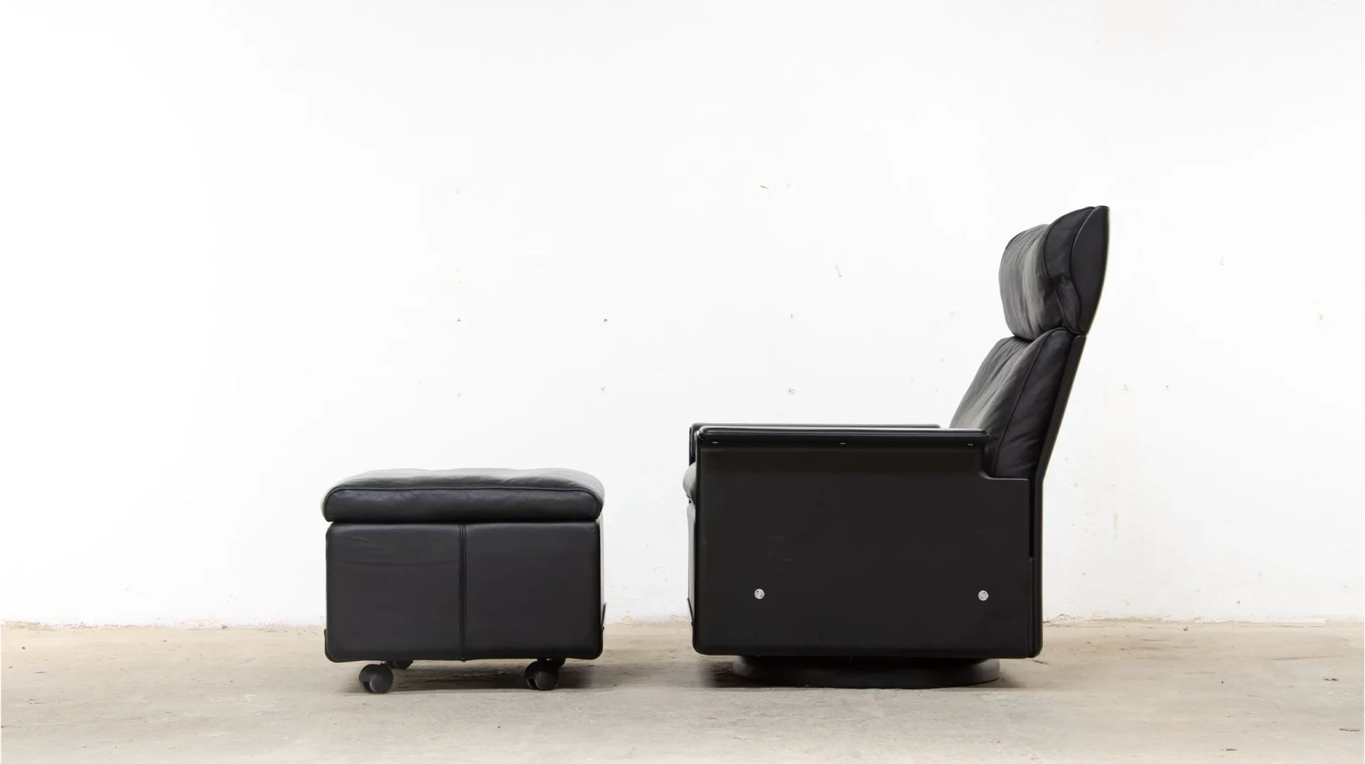 fauteuil Dieter Rams RZ62 avec ottoman, vue de profil gauche