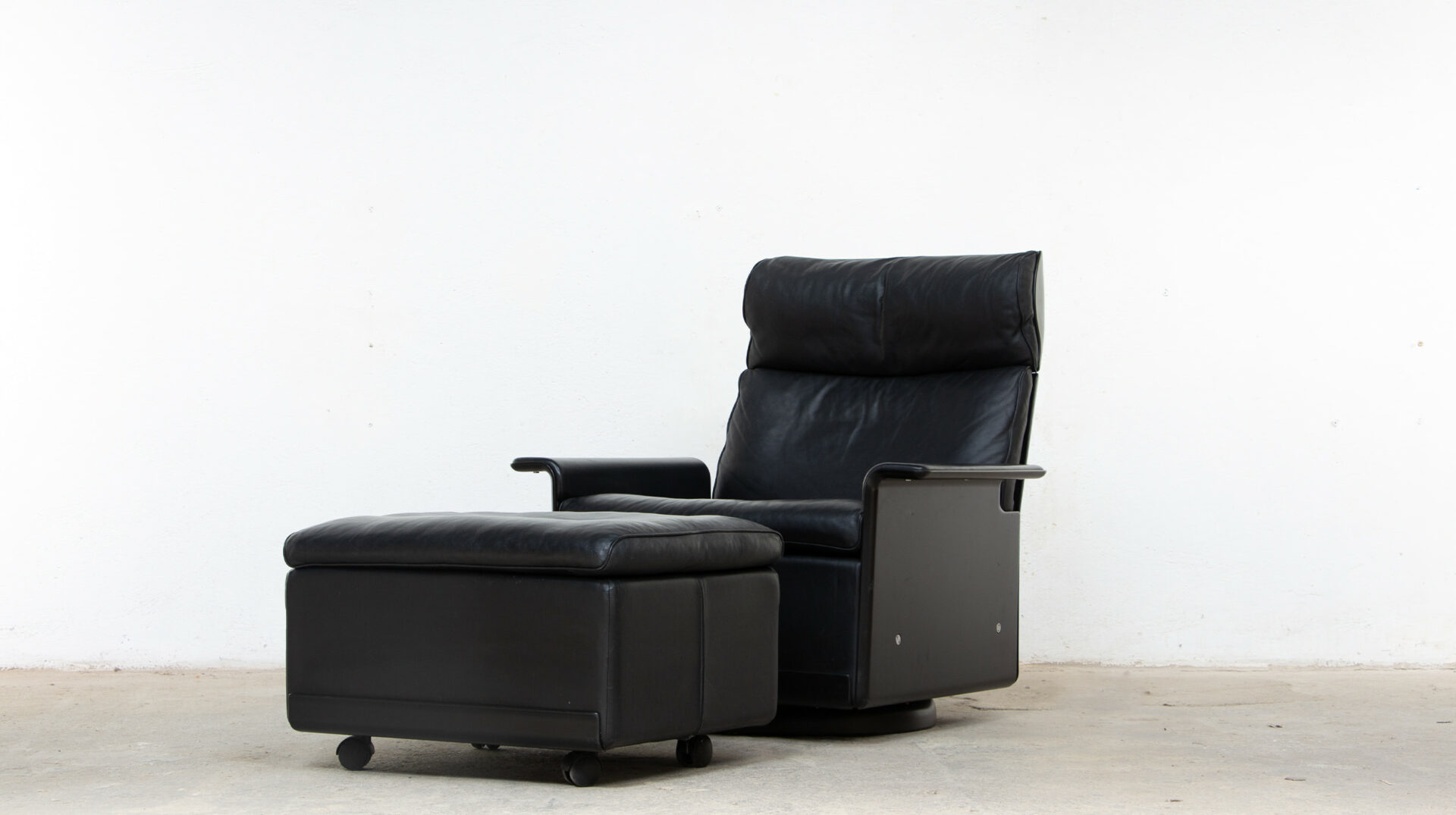 Lounge Chair RZ 62 Dieter Rams Vitsoe en cuir noir modèle pivotant swivel avec son ottoman, plan rapproché