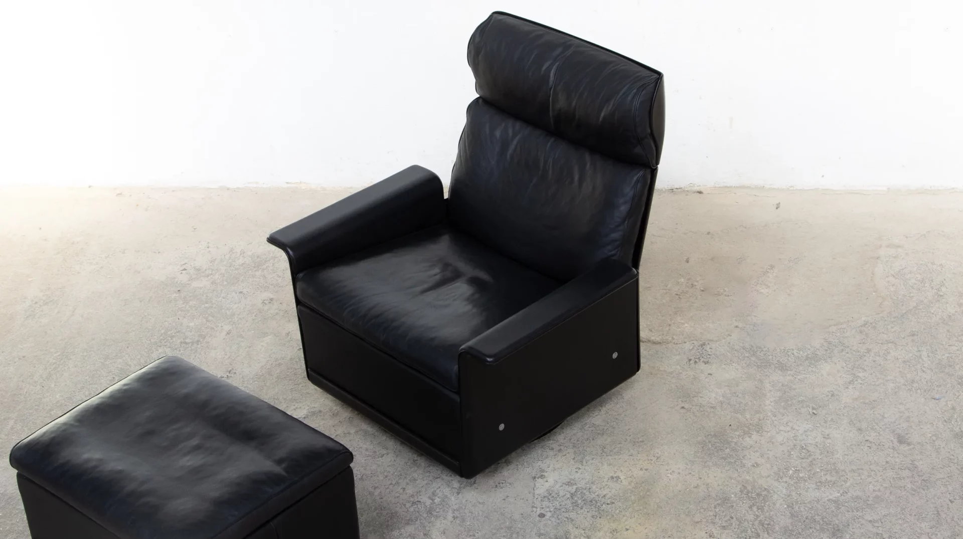 Lounge Chair RZ 62 Dieter Rams Vitsoe cuir noir swivel avec son ottoman , vue de dessus.