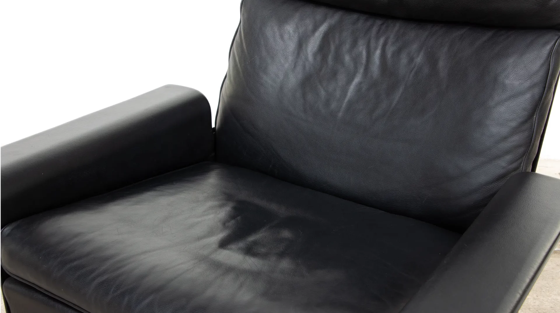 Détail du bas du dossier et assise du fauteuil Dieter Rams 620 program pour vitale, gros plan