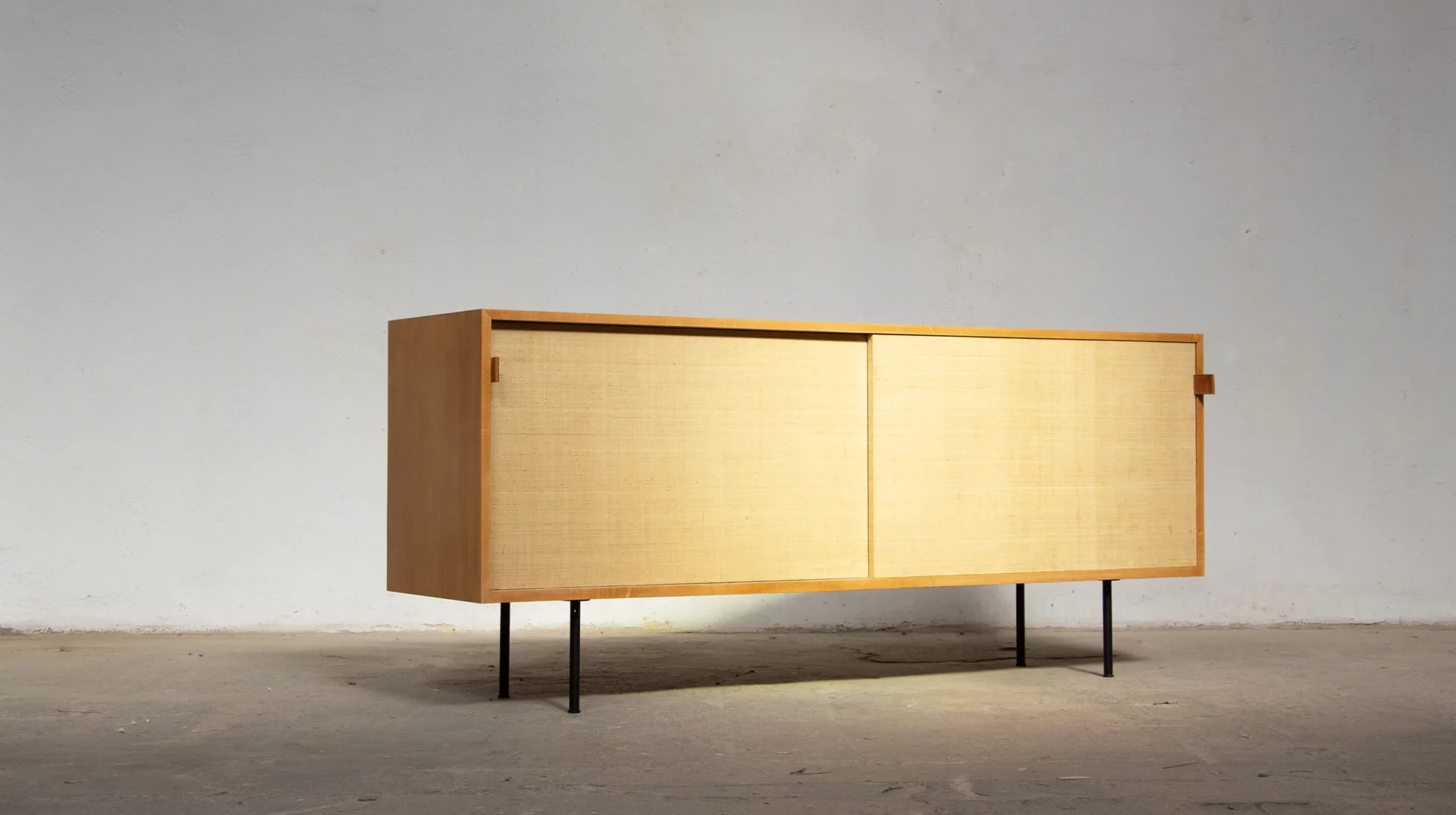 Knoll International sideboard, modele 116 en raphia et en érable, vue de profil gauche