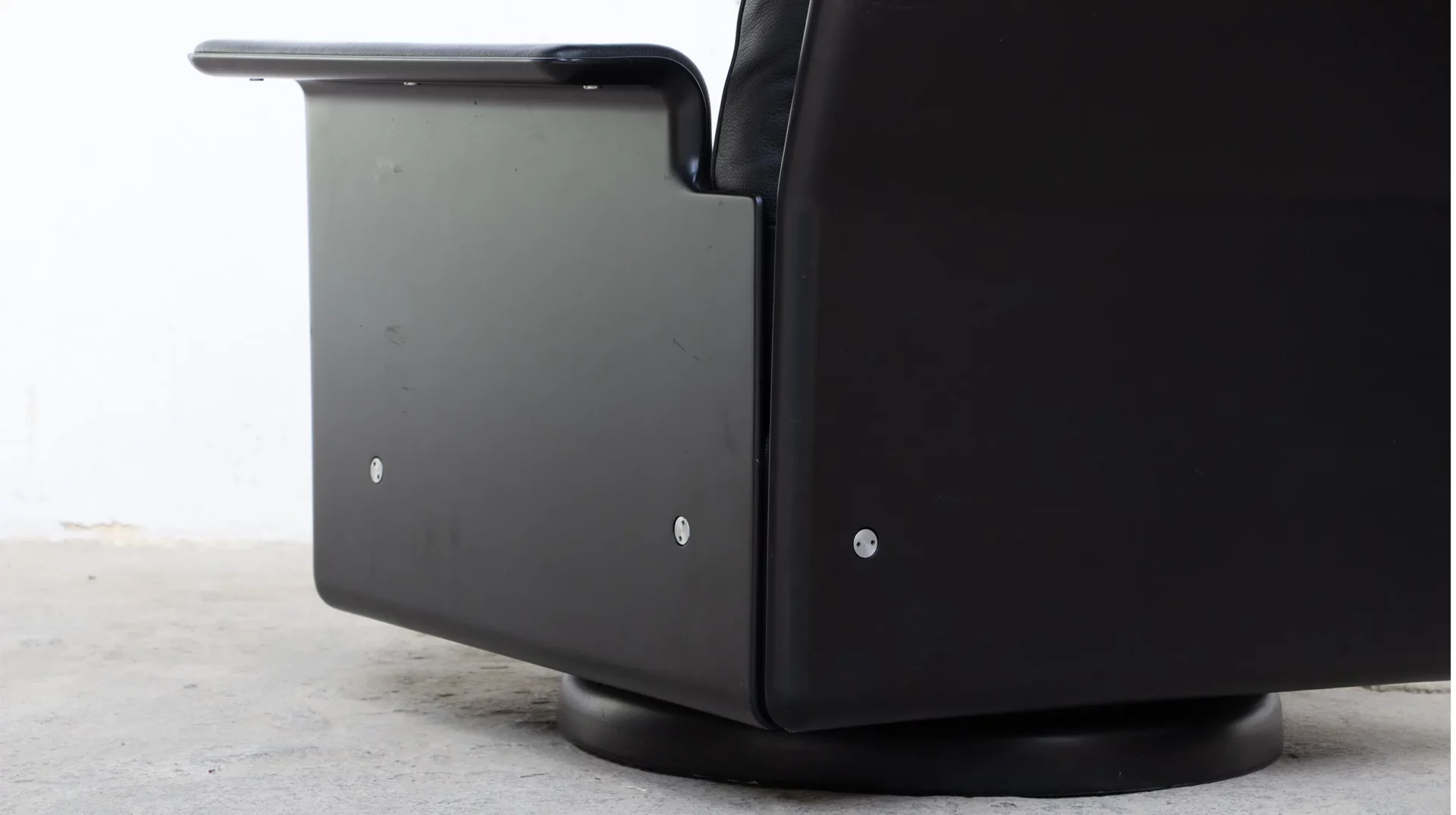 RZ 62 chair Dieter Rams Vitsoe detail du dos et bas des accoudoirs en fibre noir sur base pivotante dit swivel