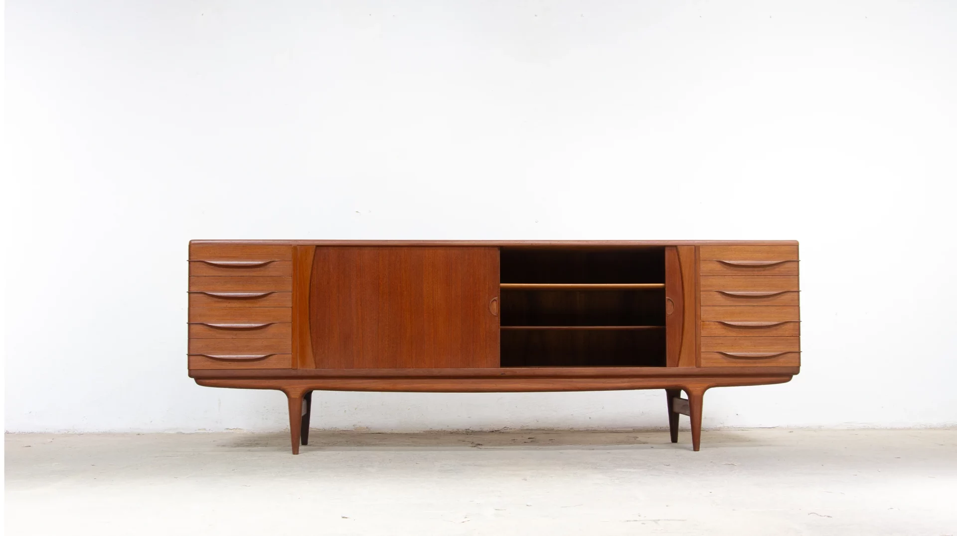 6. Mobilier scandinave en teck signé Johannes Andersen, porte droite ouverte