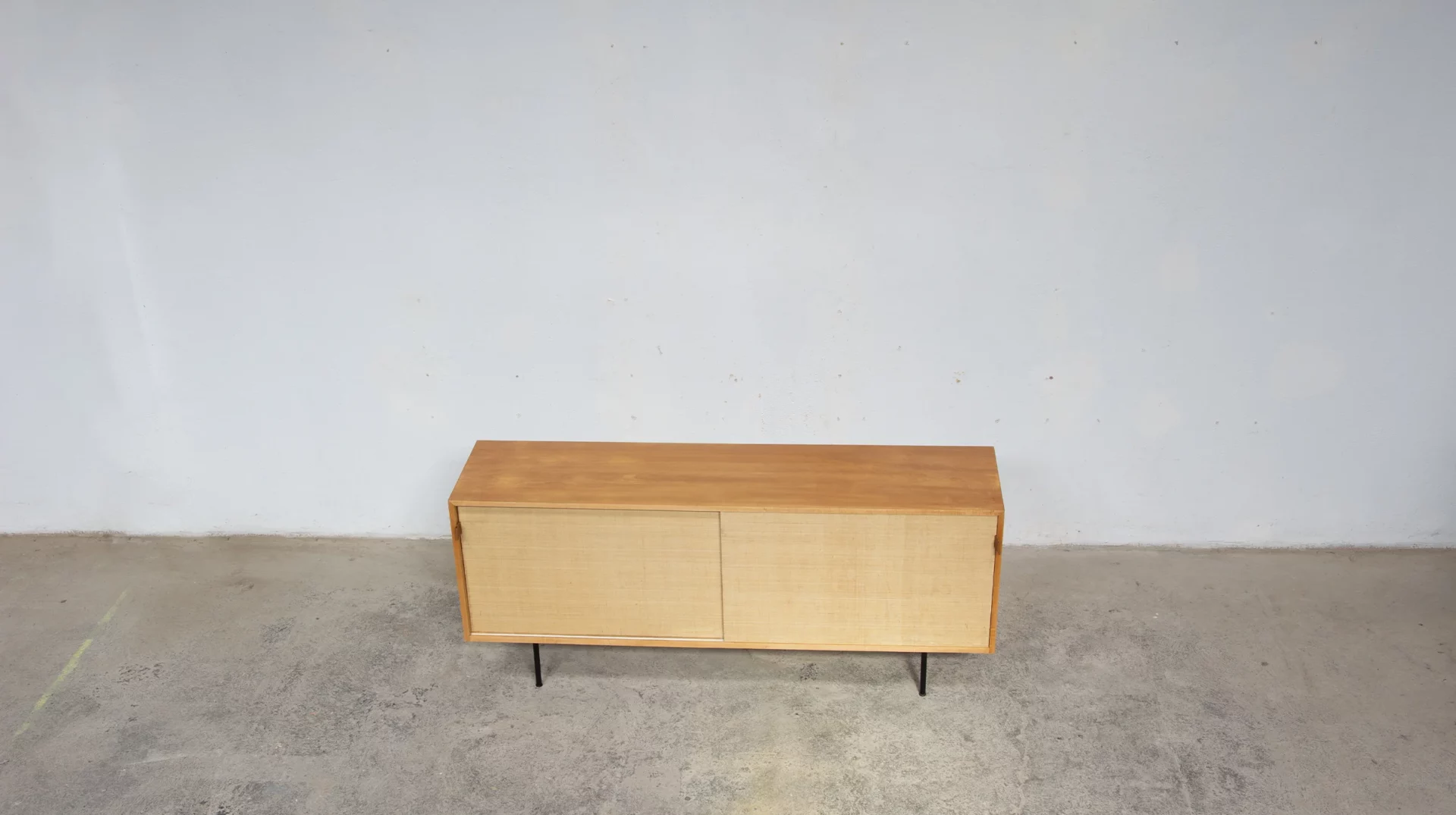 Enfilade Florence Knoll rare en érable et en raphia modèle 116 édité par Knoll International, vue de d'ensemble en contre plongée
