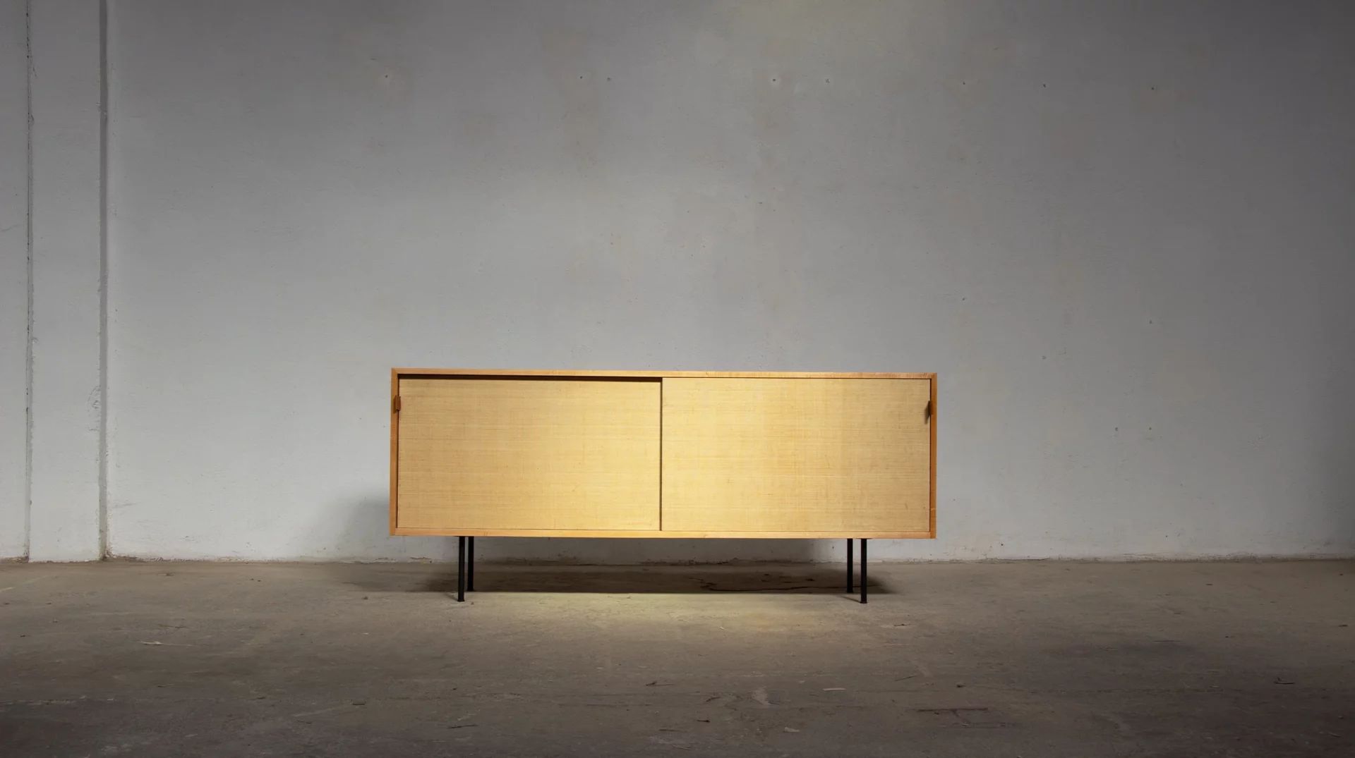 Enfilade Florence Knoll rare en érable avec ses portes coulissantes en raphia ou jonc de mer, modèle 116 édité par Knoll International
