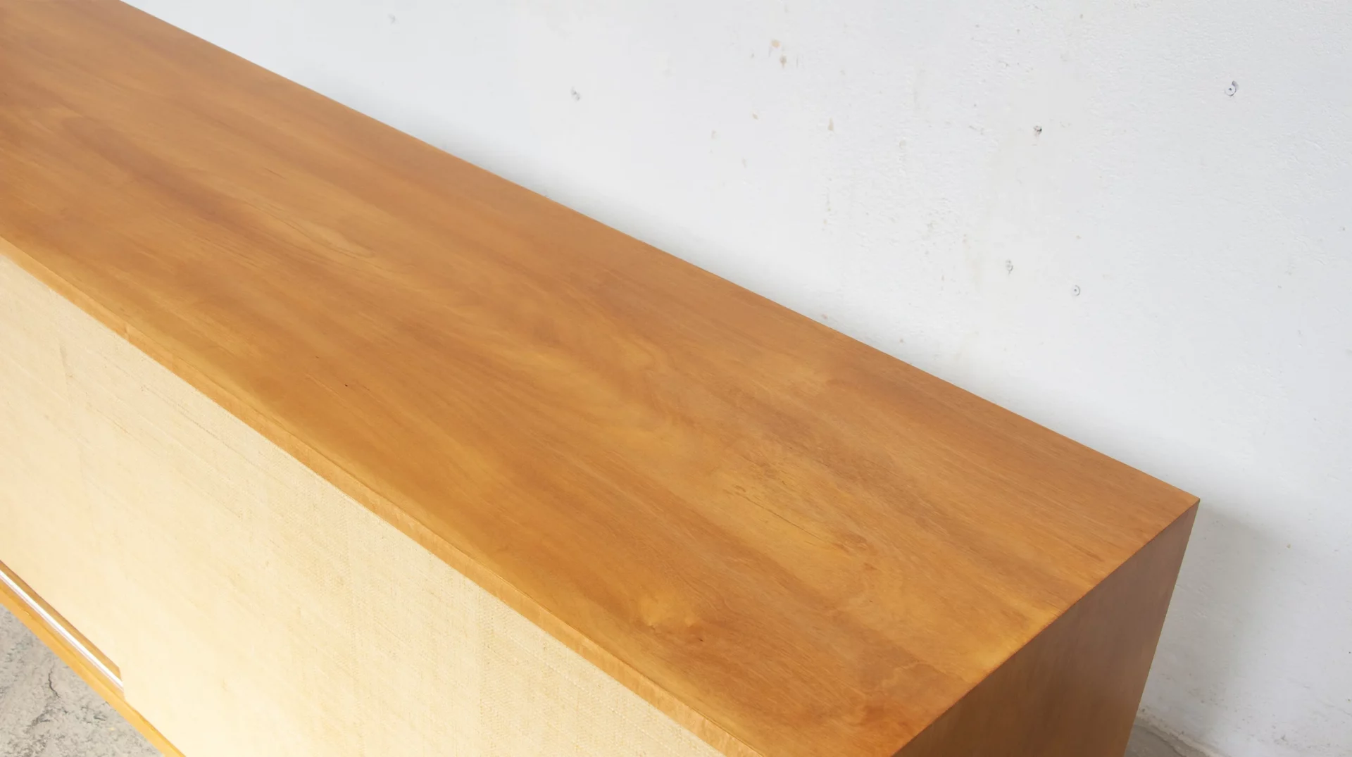 Enfilade vintage Florence Knoll modèle 116 en raphia, vue du plateau avec sa patine