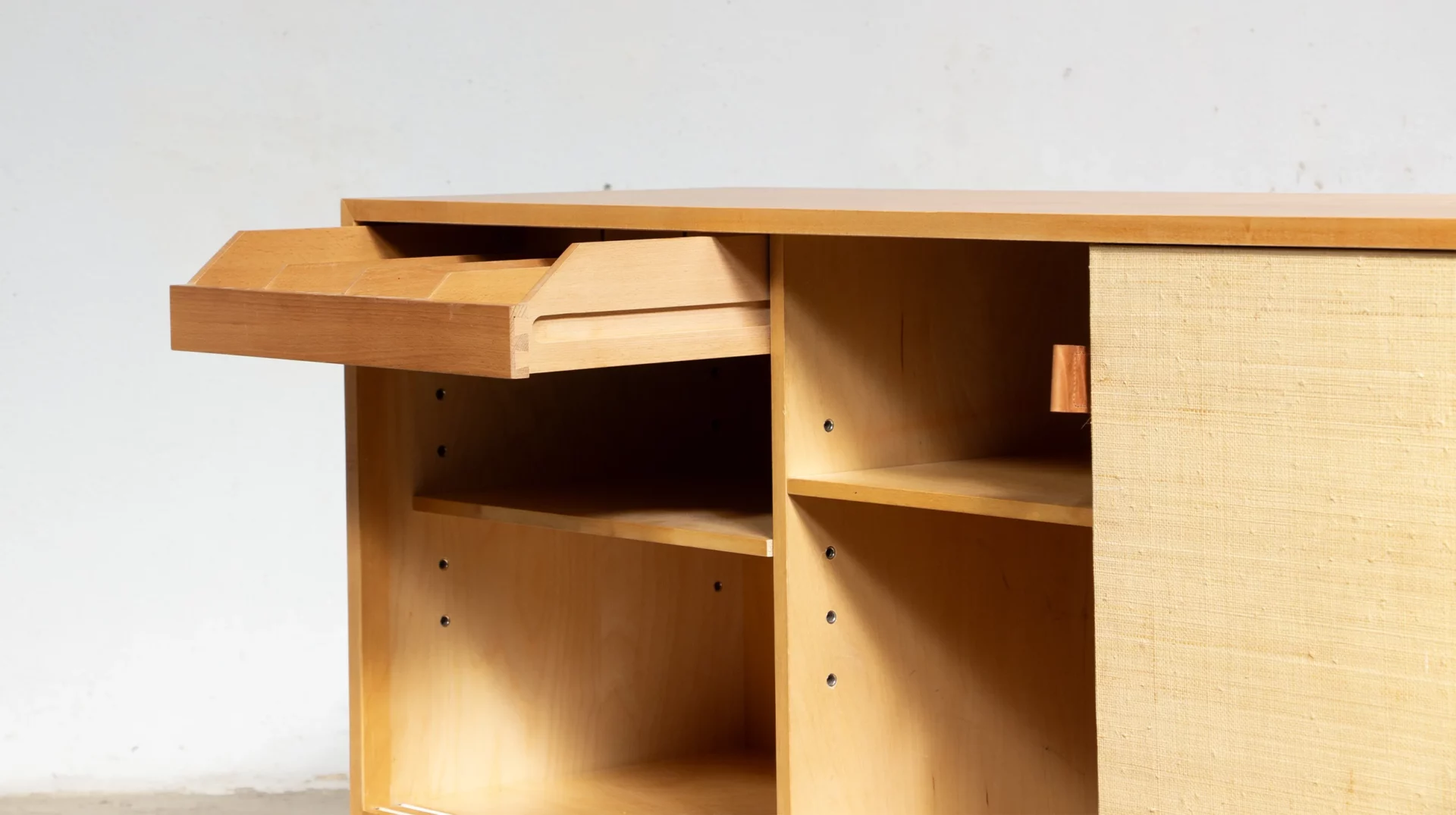 Florence Knoll modèle 116 en raphia, détail du tiroir ouvert