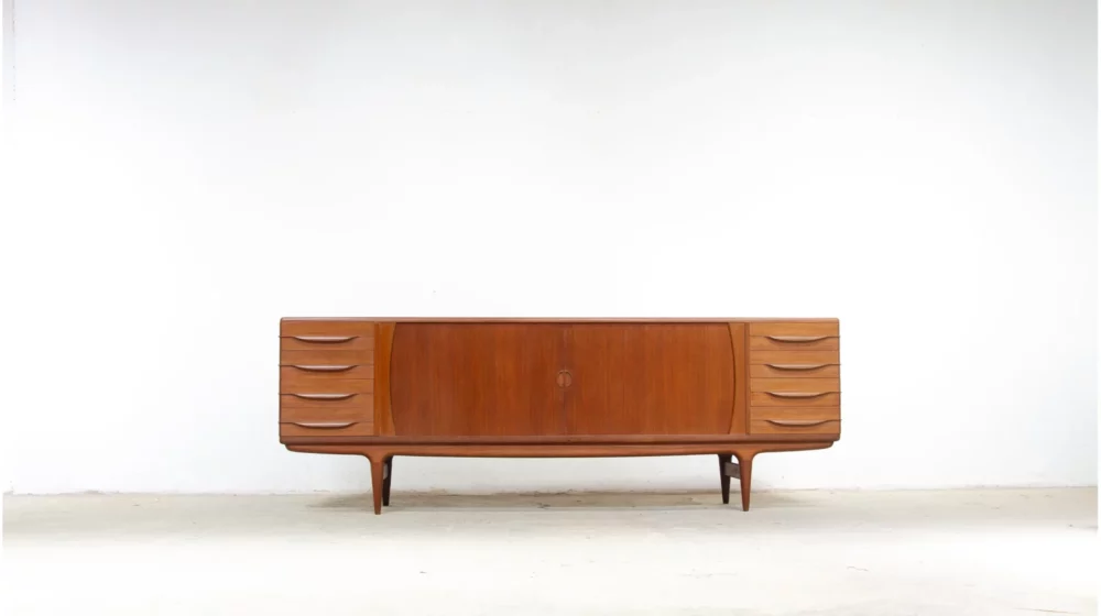 7. Enfilade UM 15 de Johannes Andersen pour Uldum Møbelfabrik en teck, années 60, vue d'ensemble