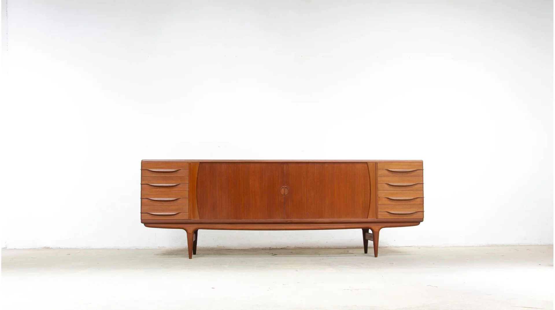 7. Enfilade UM 15 de Johannes Andersen pour Uldum Møbelfabrik en teck, années 60, vue d'ensemble
