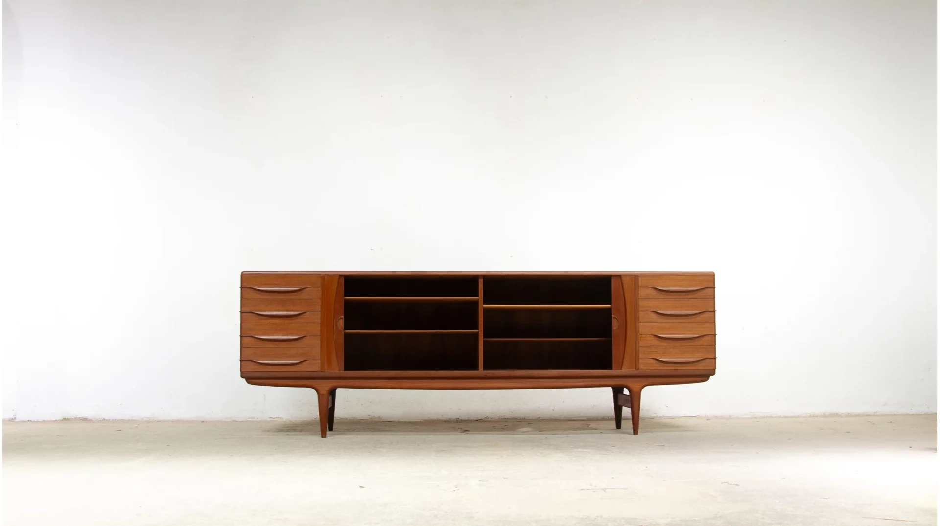 7. Enfilade Uldum Møbelfabrik modèle UM15, vue ensemble avec les portes ouvertes
