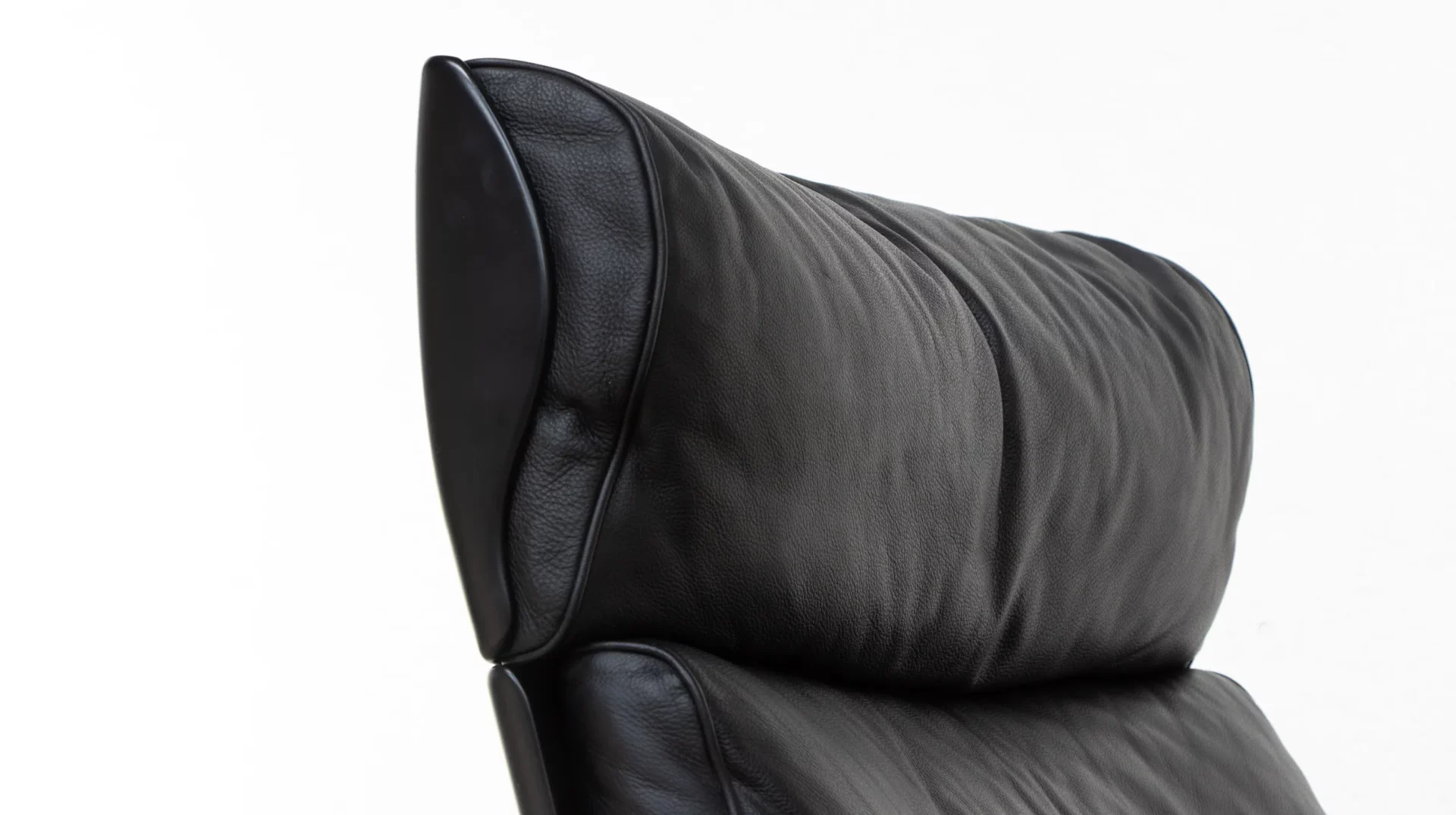 Détail haut du dossier qui noir du fauteuil Dieter Rams RZ62 ou 620 program